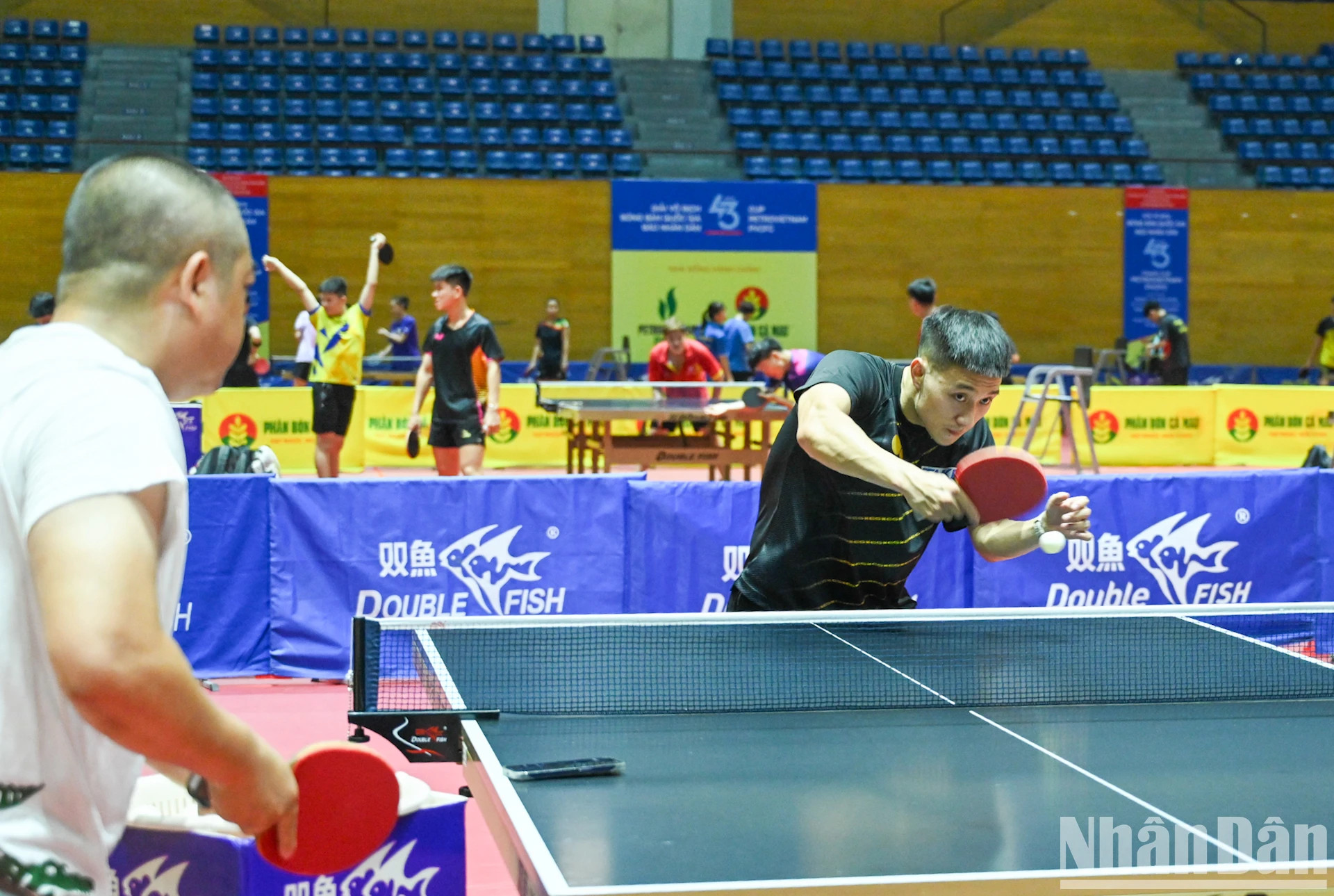 参赛选手热身。