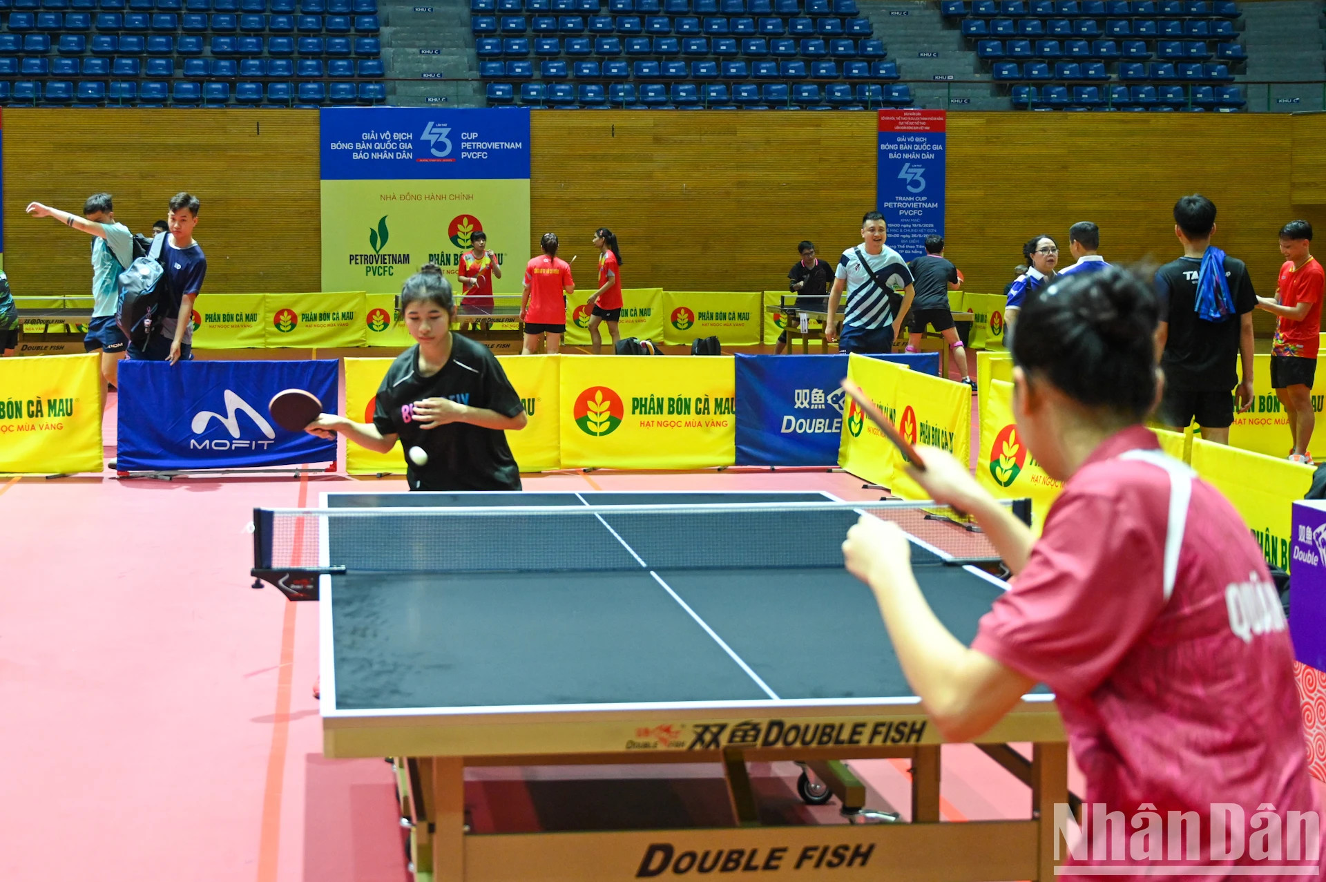 参赛选手热身。