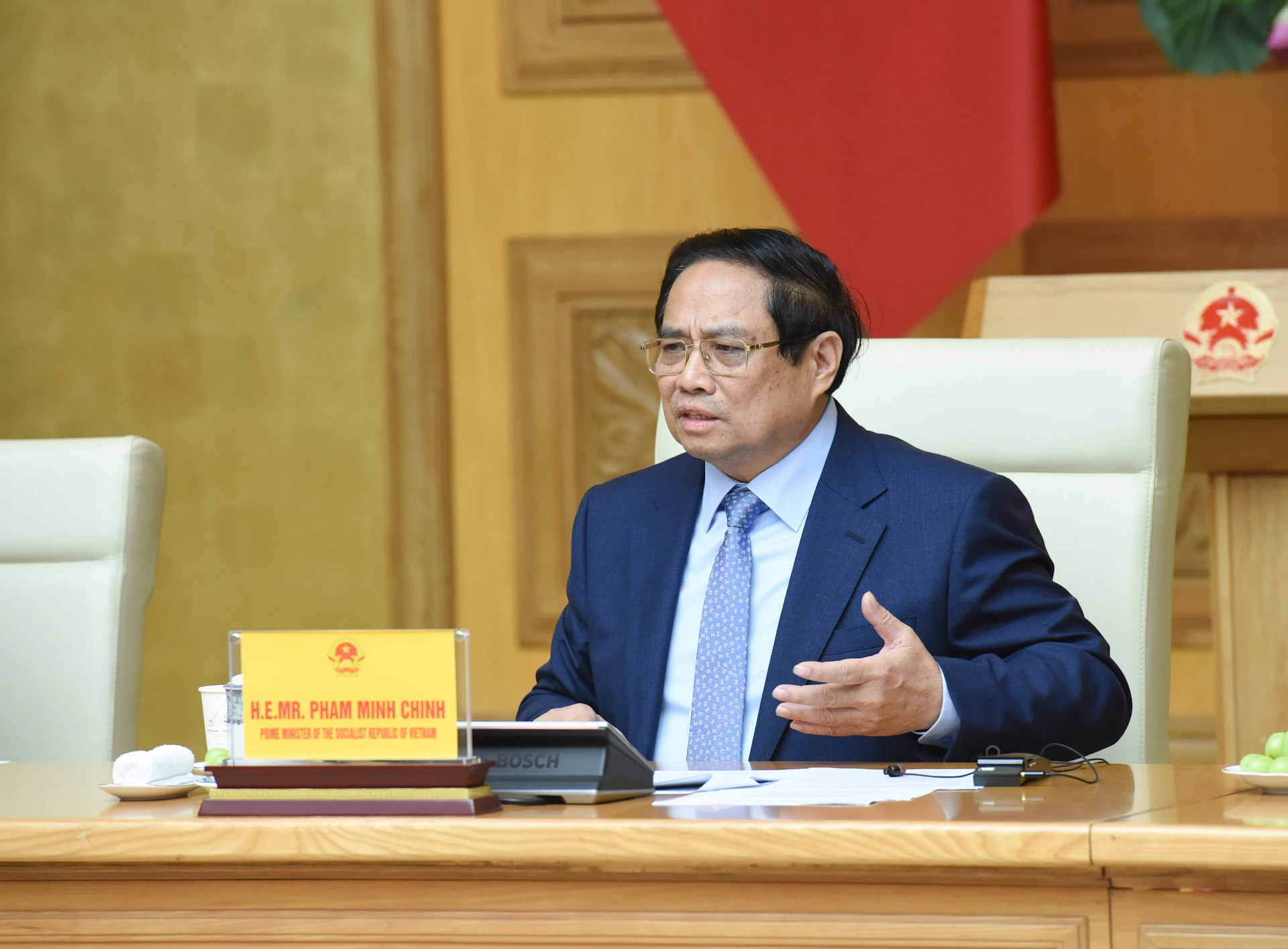 越南政府总理范明正与在越投资、经营的美国企业代表进行工作座谈。