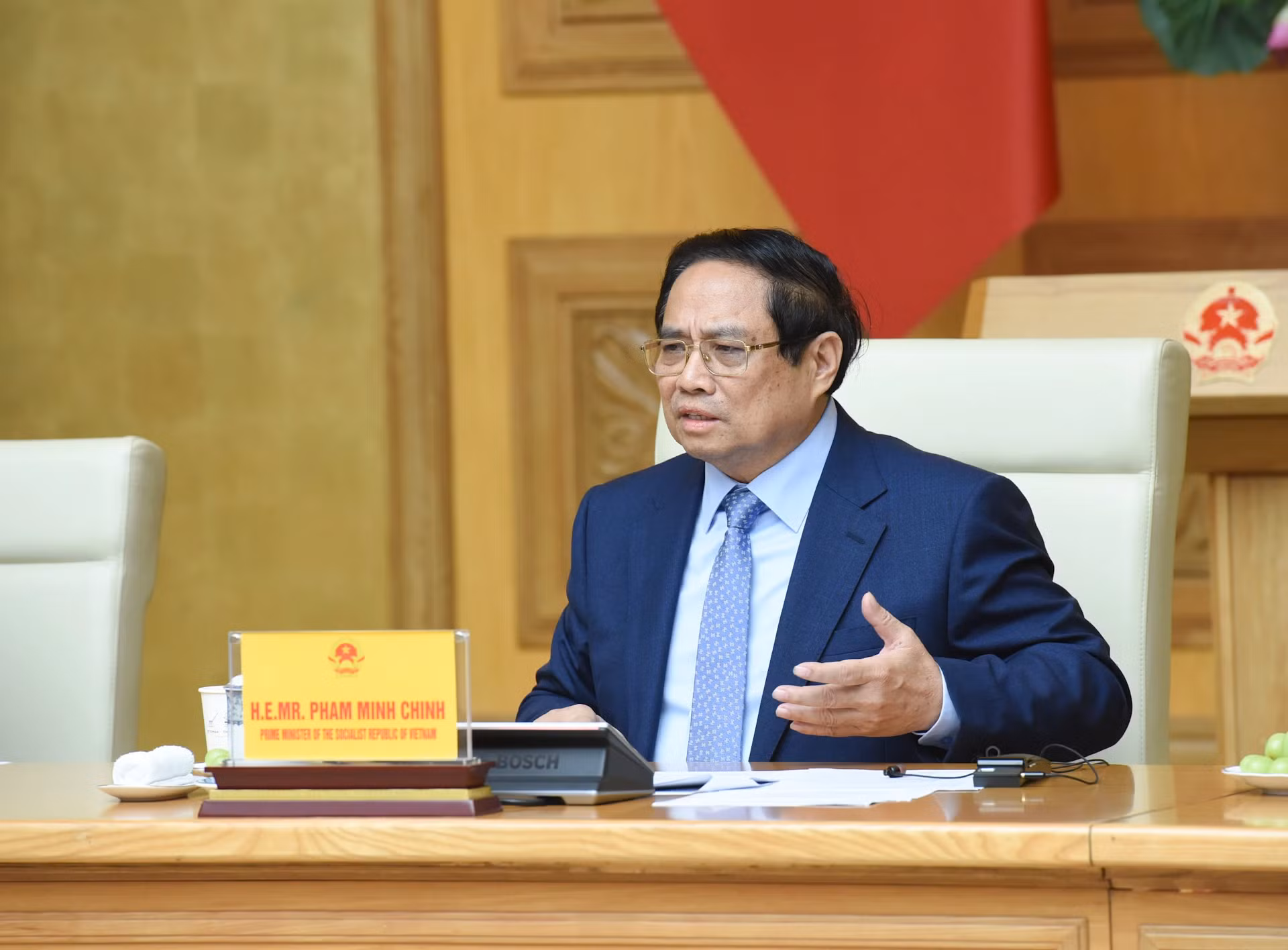 越南政府总理范明正与在越投资、经营的美国企业代表进行工作座谈。