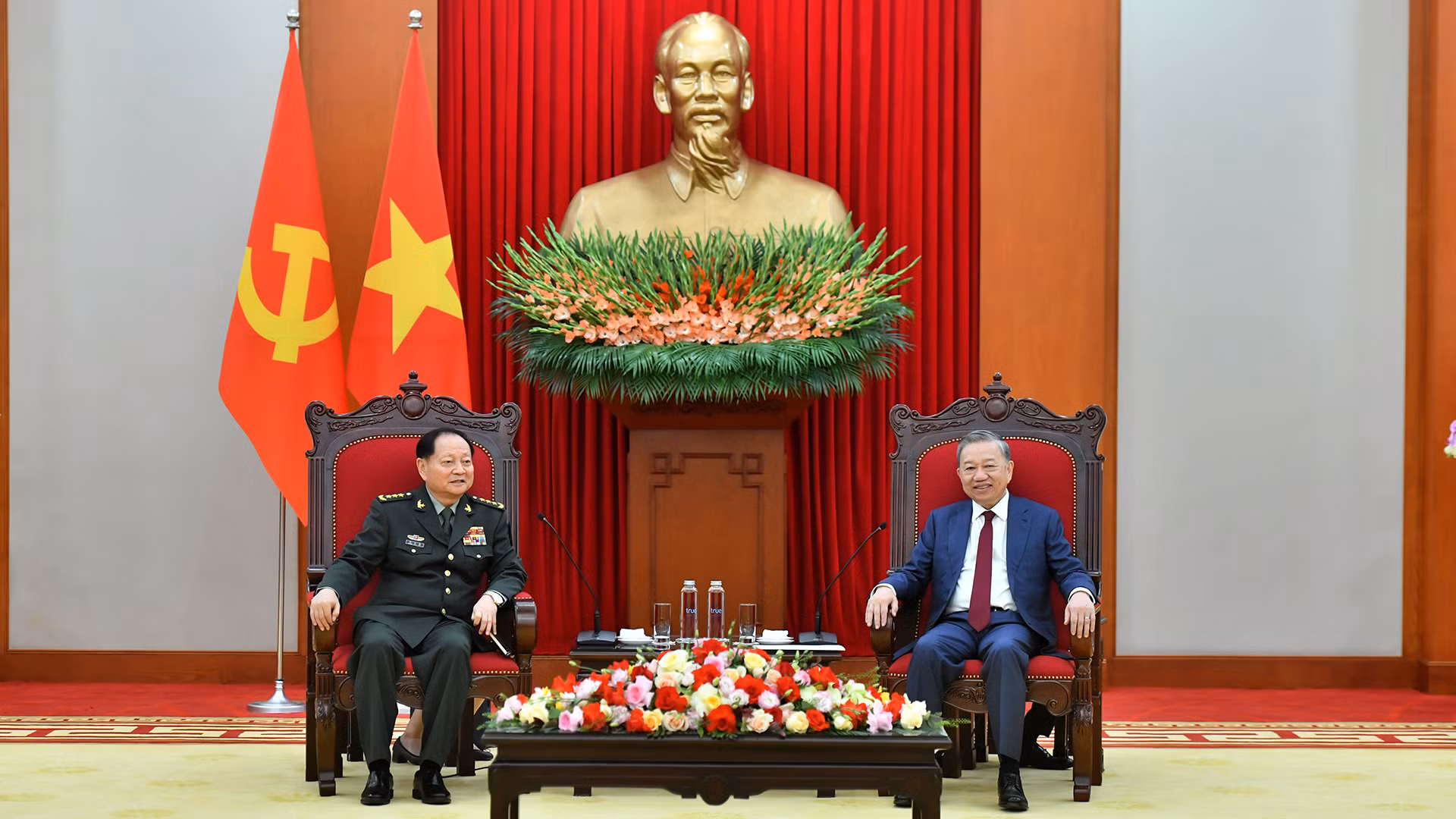 越共中央总书记苏林会见中共中央军事委员会副主席张又侠上将。