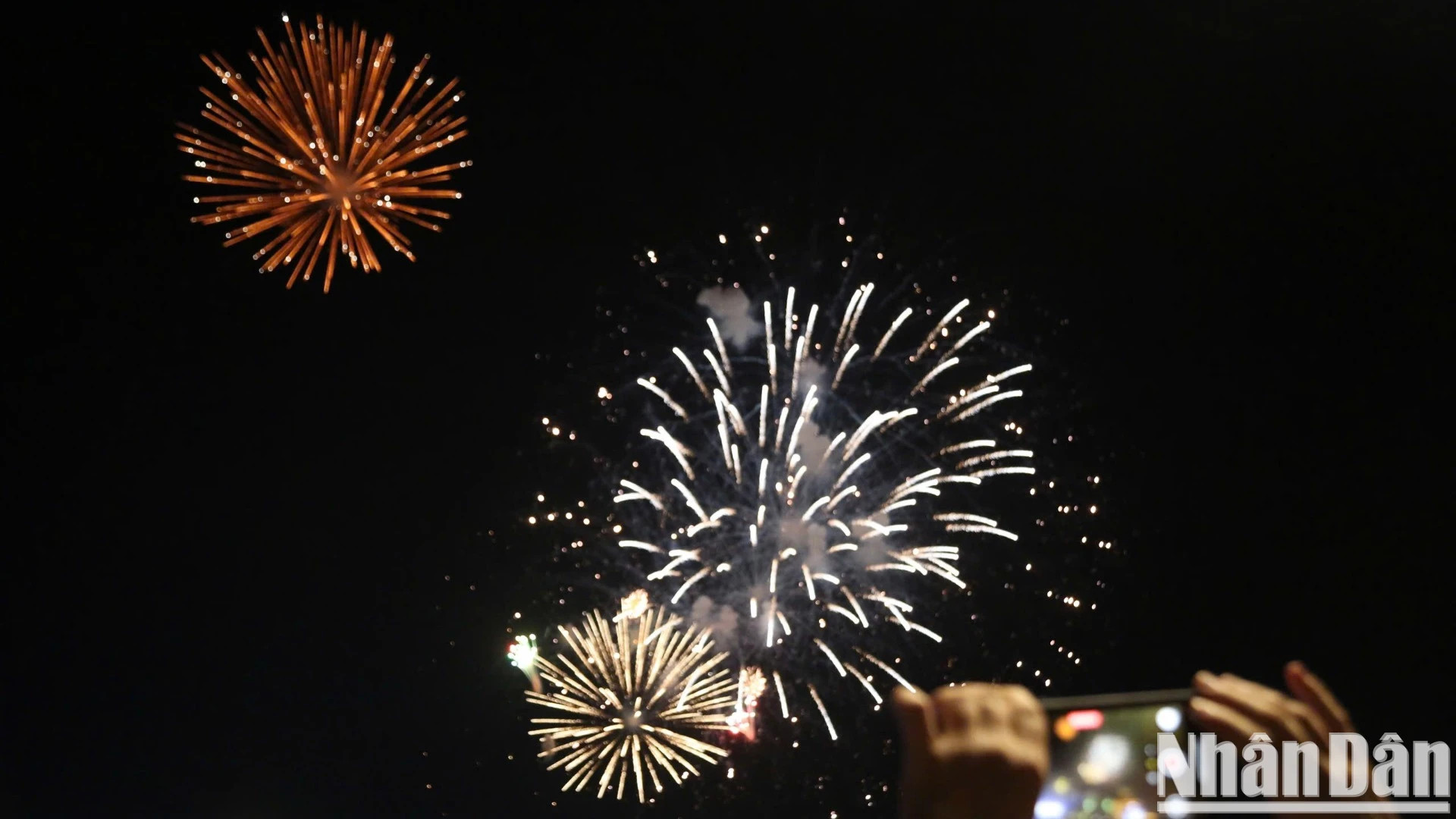 烟花群星璀璨，五彩斑斓。