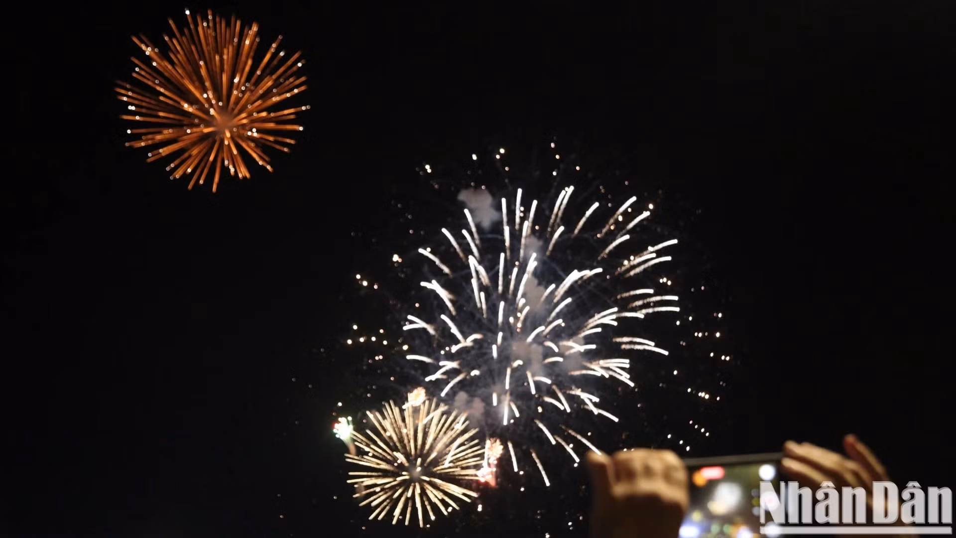 烟花群星璀璨，五彩斑斓。