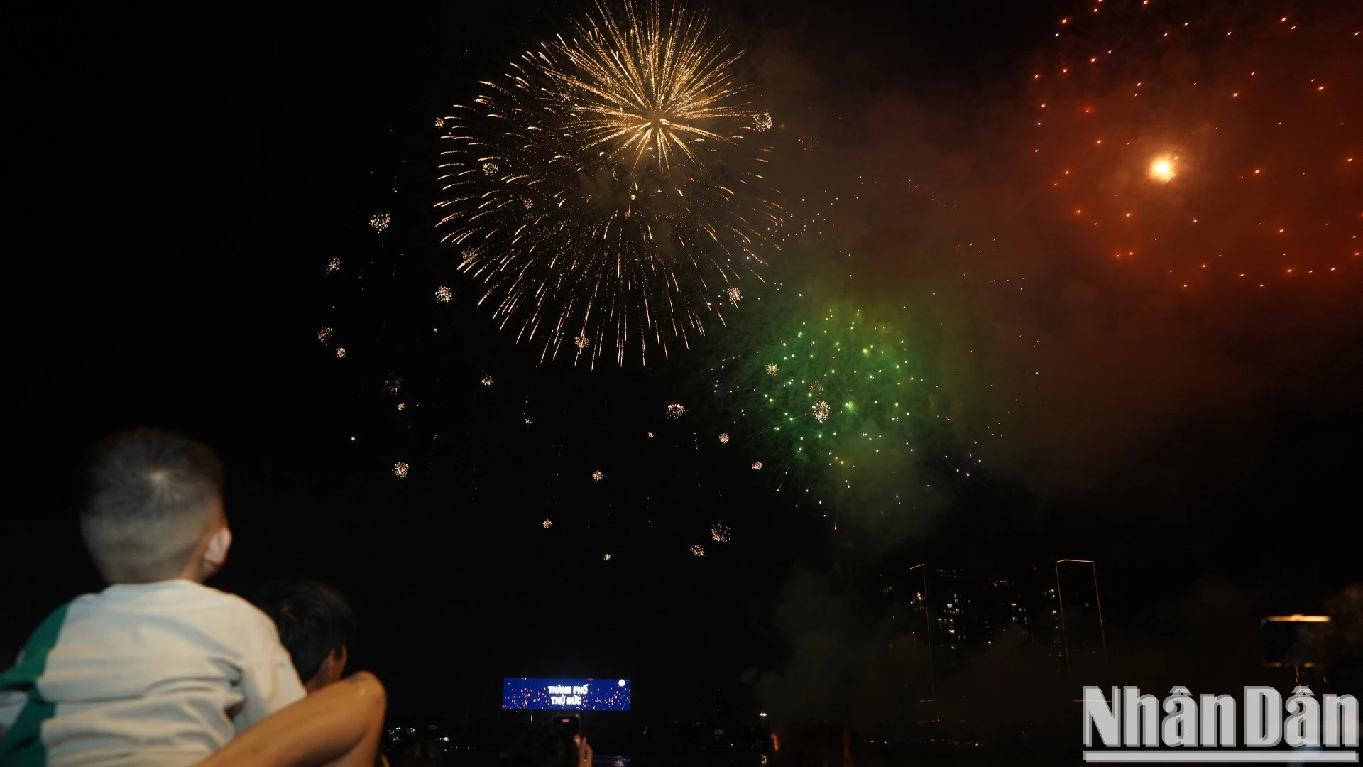 胡志明市夜晚熠熠生辉。