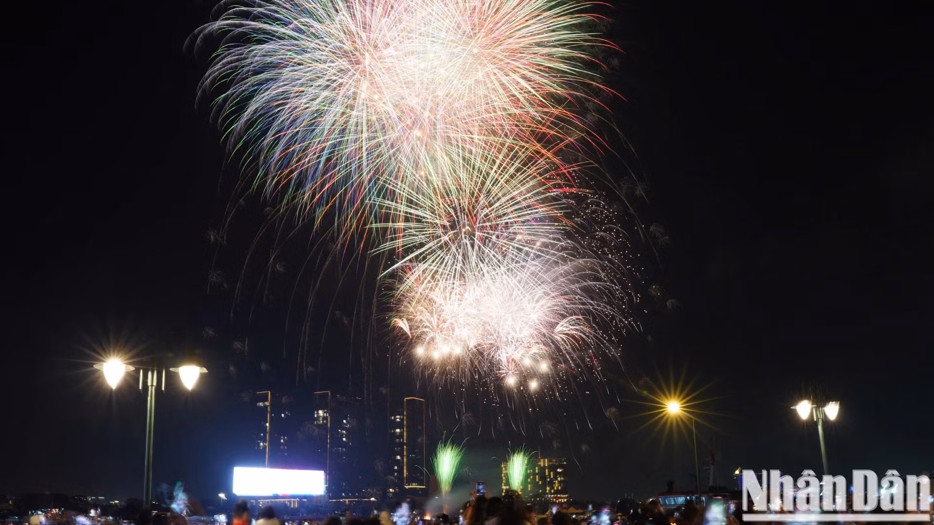 烟花点亮夜空。