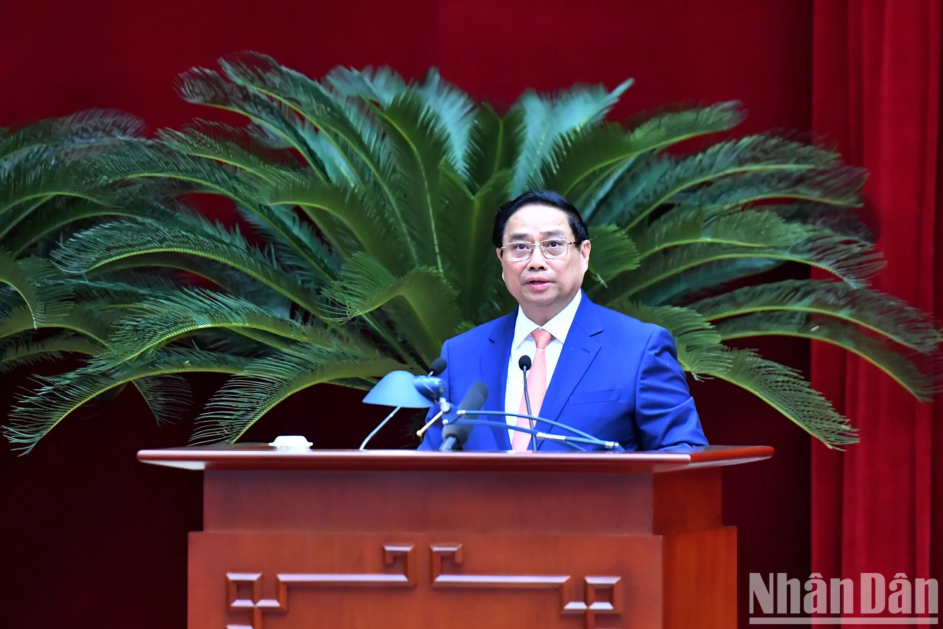 越南政府总理范明正主持会议。