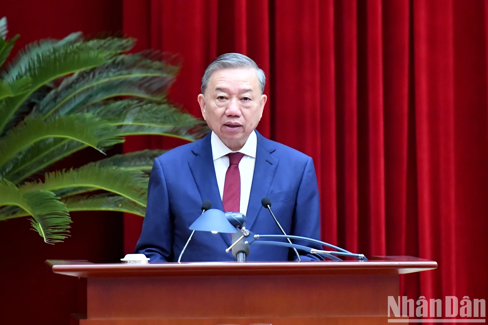 越共中央总书记苏林致开幕词。