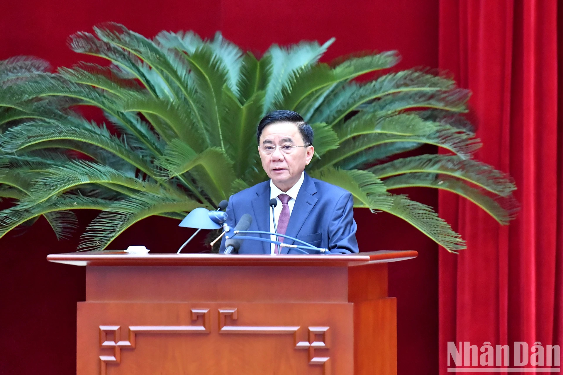 越共中央书记处常务书记陈锦秀发表讲话。