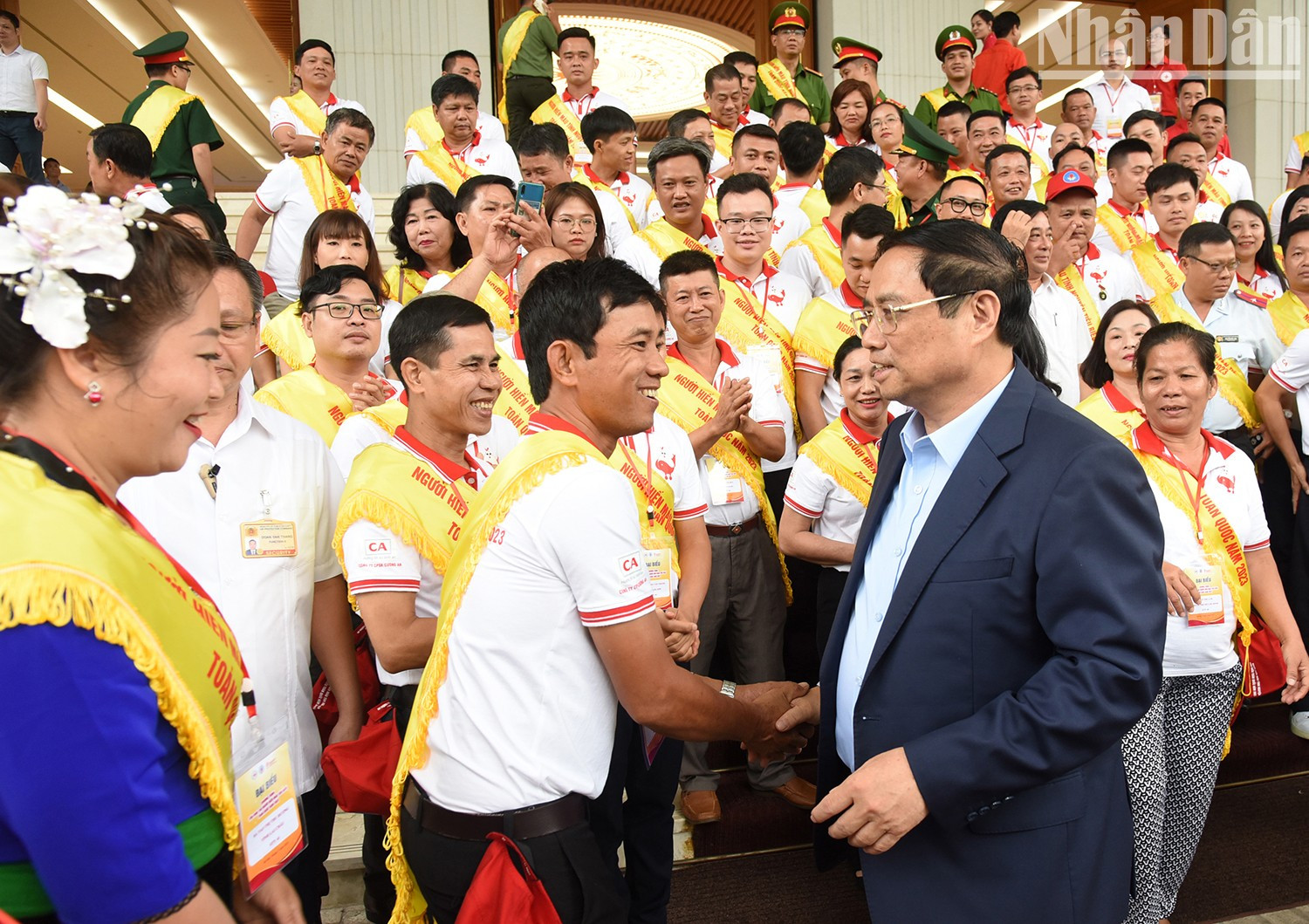 政府总理范明正和代表们合影。