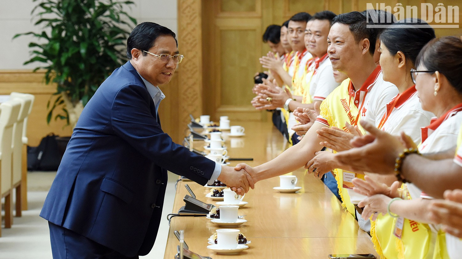 政府总理范明正会见2023年全国100名典型无偿献血志愿者.（陈海 摄）