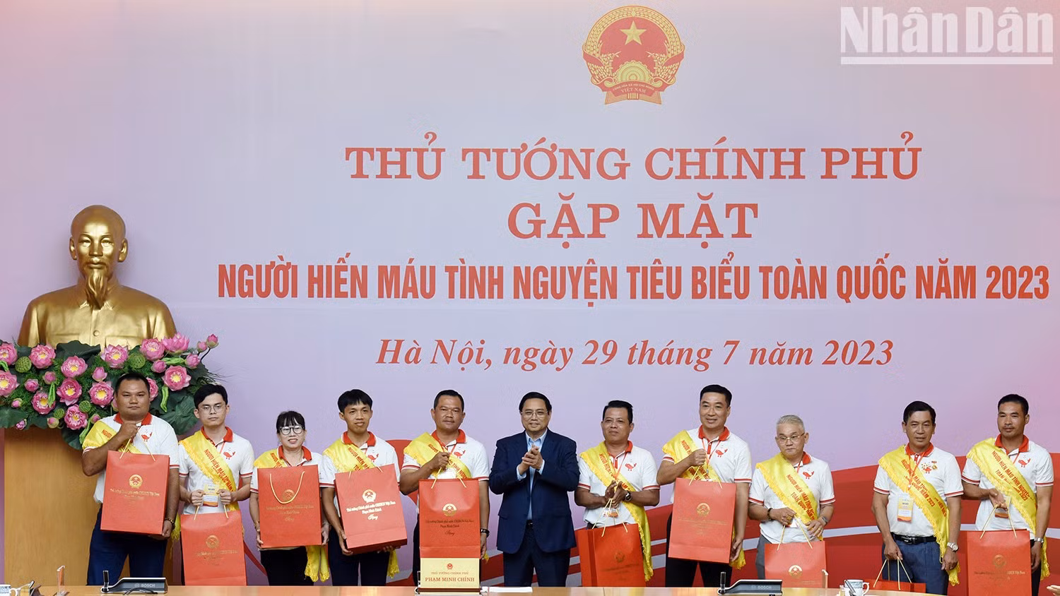 政府总理范明正和代表们合影。