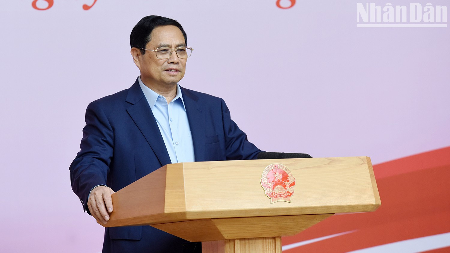 政府总理发表讲话表彰无偿献血者的仁爱精神。