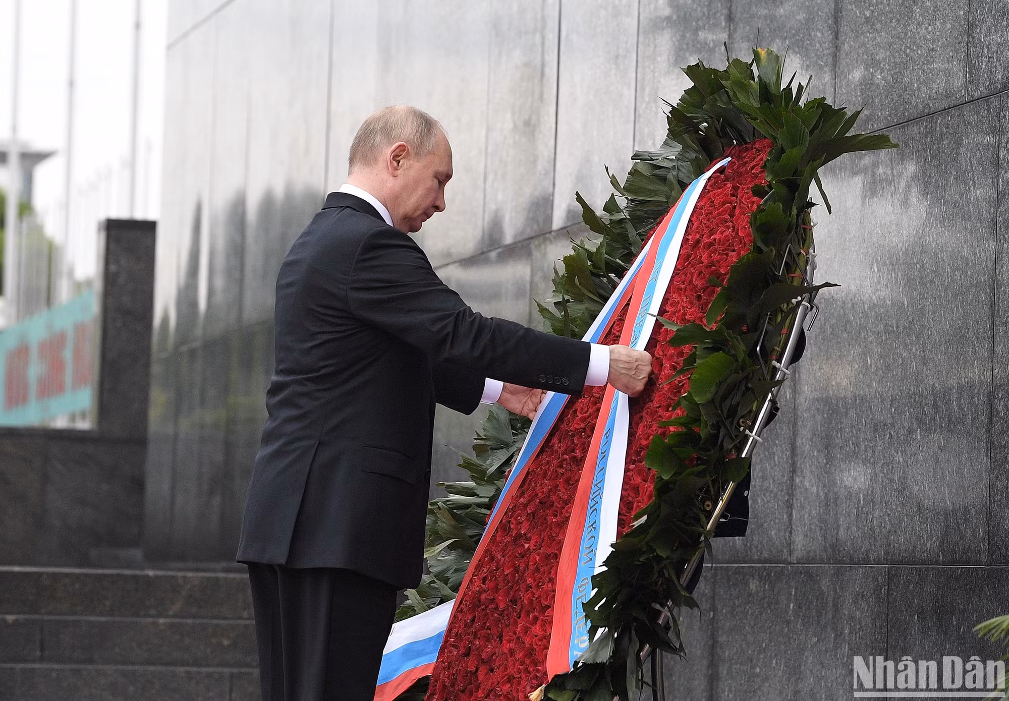 俄罗斯总统普京瞻仰胡志明陵并敬献花圈。