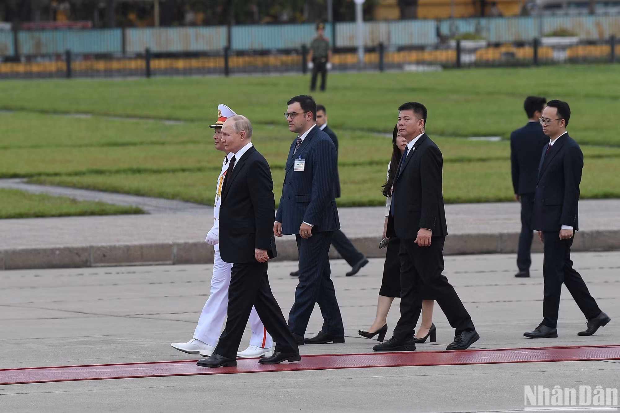 俄罗斯总统普京率俄罗斯高级代表团瞻仰胡志明陵并敬献花圈。