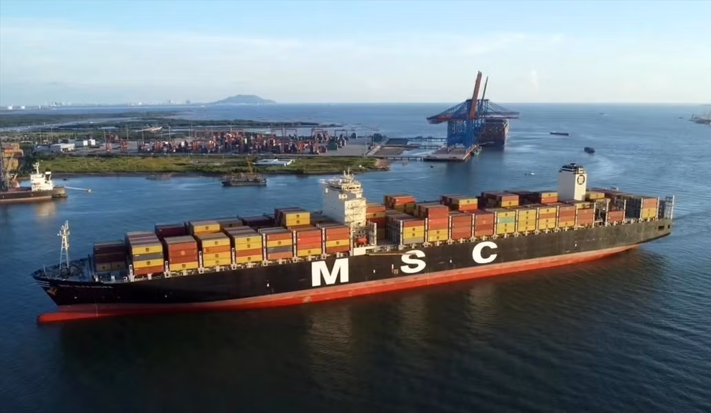 全球最大的航运公司——地中海航运公司货运船在巴地头顿省盖梅-市威国际海港停靠停泊。