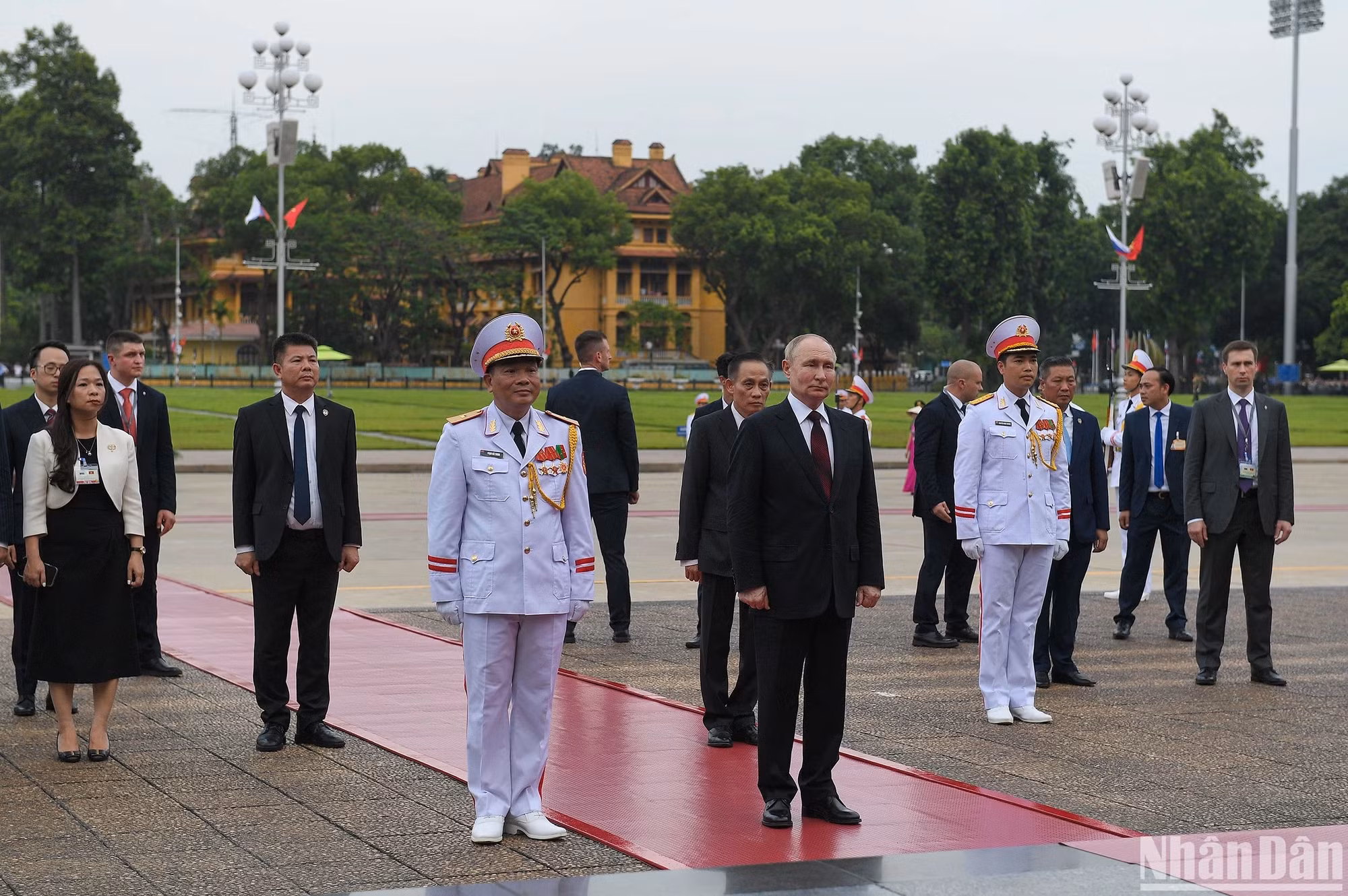 俄罗斯总统普京率俄罗斯高级代表团瞻仰胡志明陵并敬献花圈。