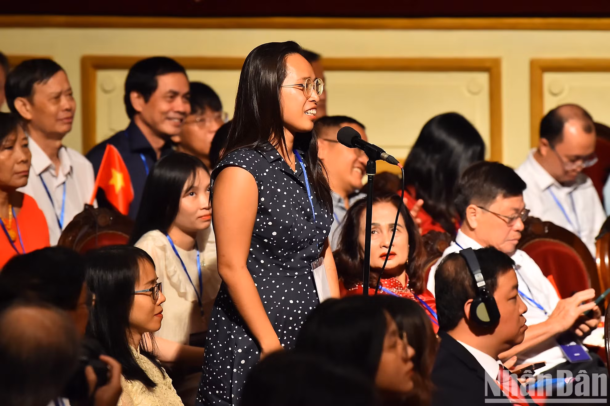 在俄越南留学生向普京总统提问。