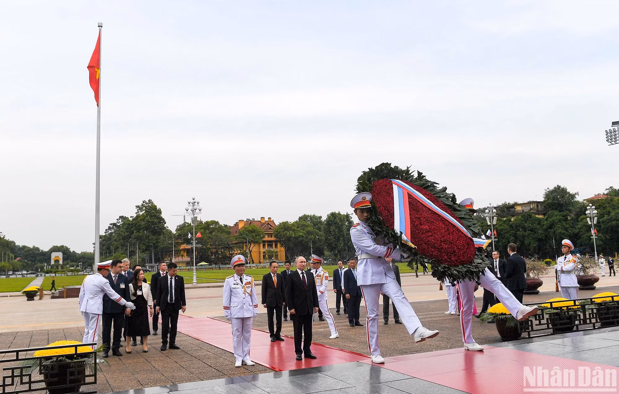 俄罗斯总统普京率俄罗斯高级代表团瞻仰胡志明陵并敬献花圈。