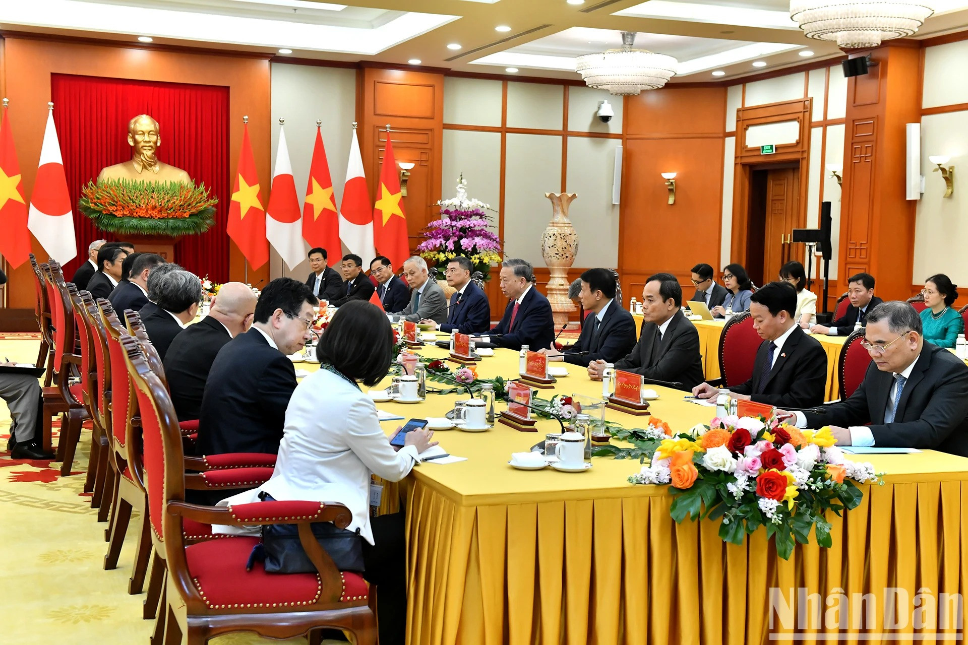 越共中央总书记苏林及越方代表出席会见。 越共中央总书记苏林及越方代表出席会见。
