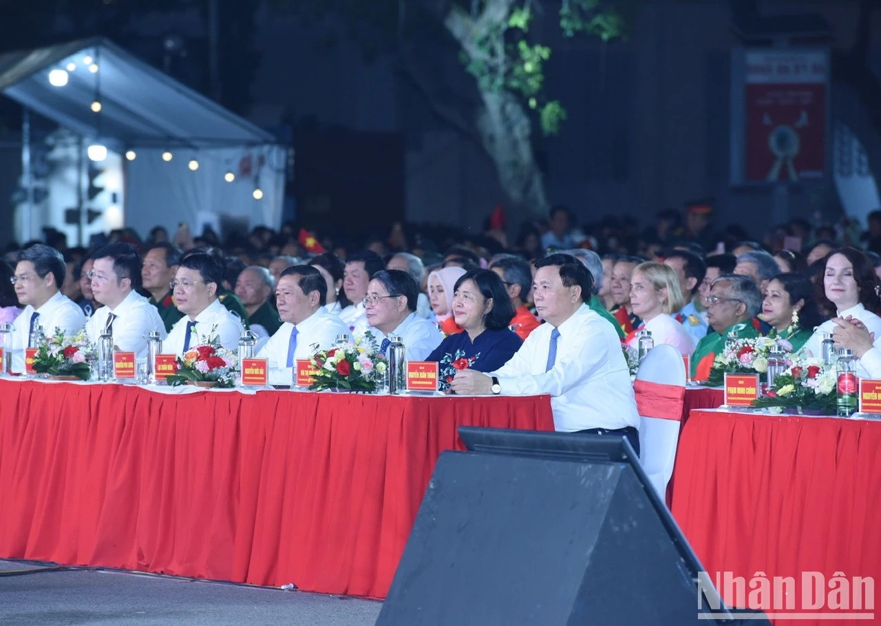 党和国家领导人出席在首都河内连线点举行的“凯歌永响”艺术节目。 党和国家领导人出席在首都河内连线点举行的“凯歌永响”艺术节目。