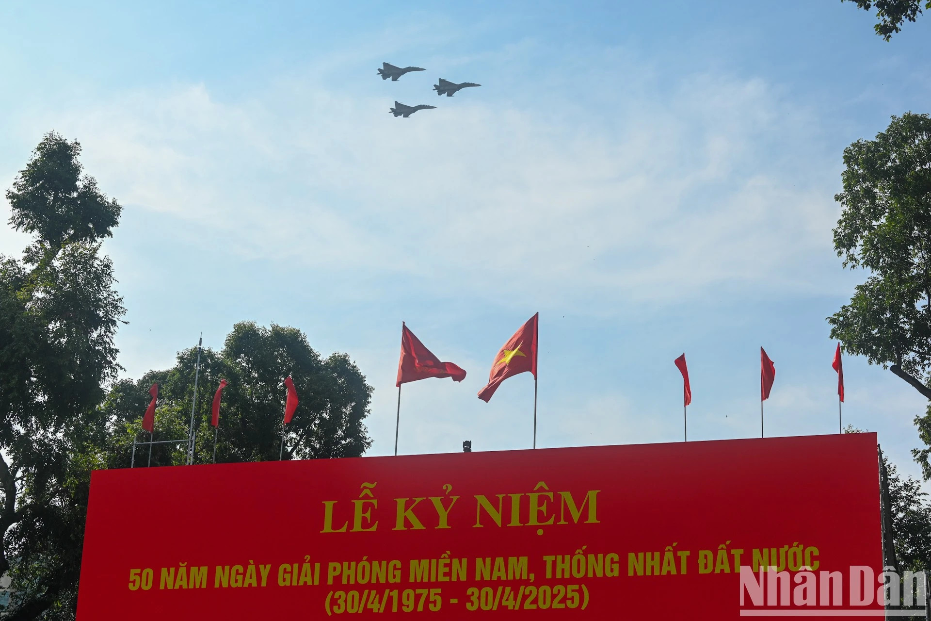 空军的飞机飞过礼台。