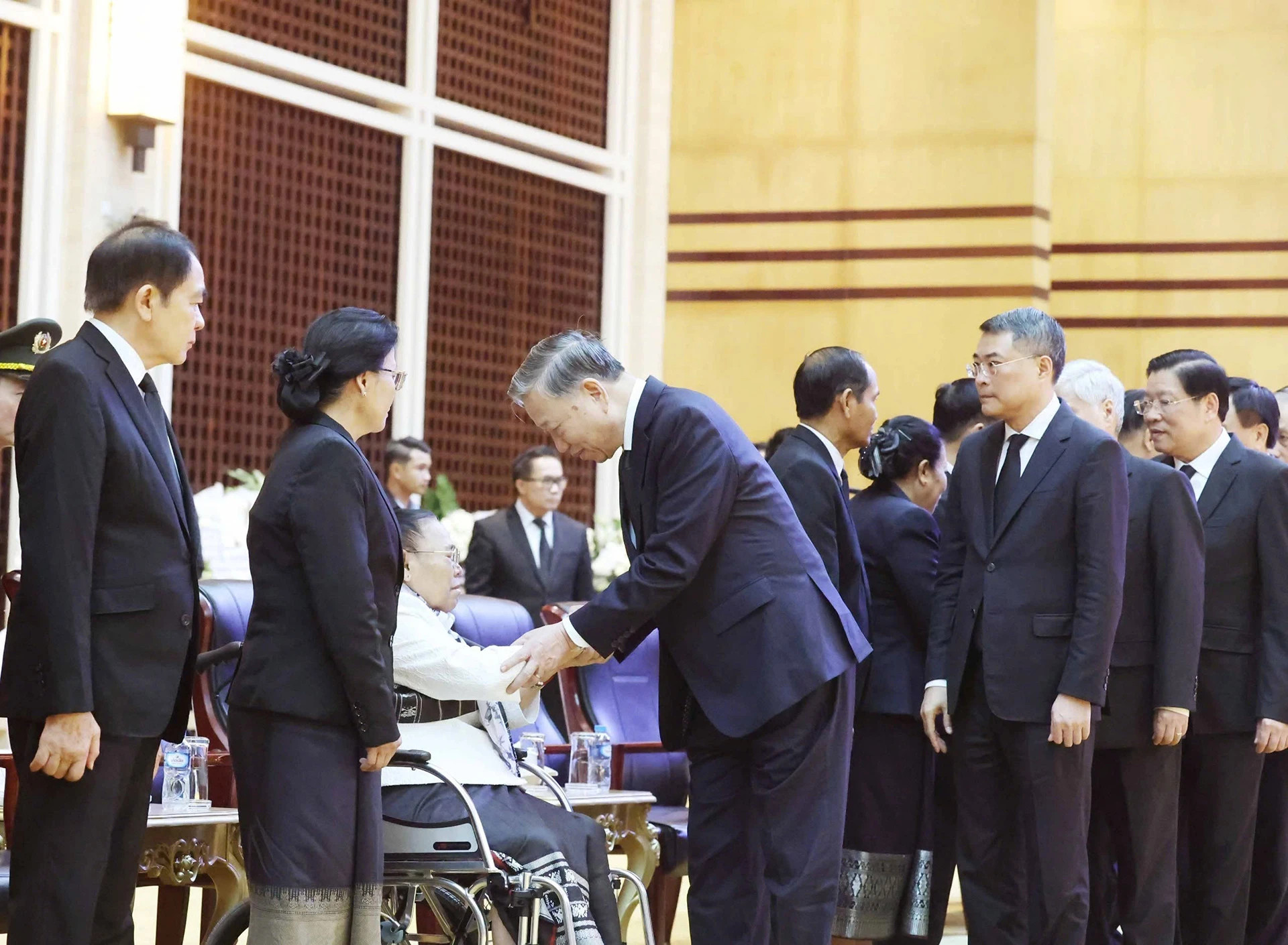 苏林总书记向坎代·西潘敦同志的家属表示哀悼与慰问。