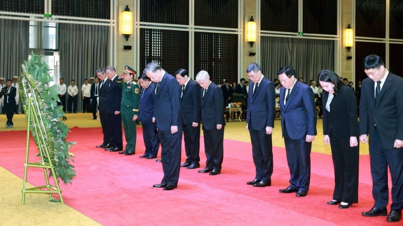 越共中央总书记苏林率领越南党和国家高级代表团，吊唁老挝人民革命党前主席、老挝人民民主共和国前主席坎代·西潘敦同志逝世。