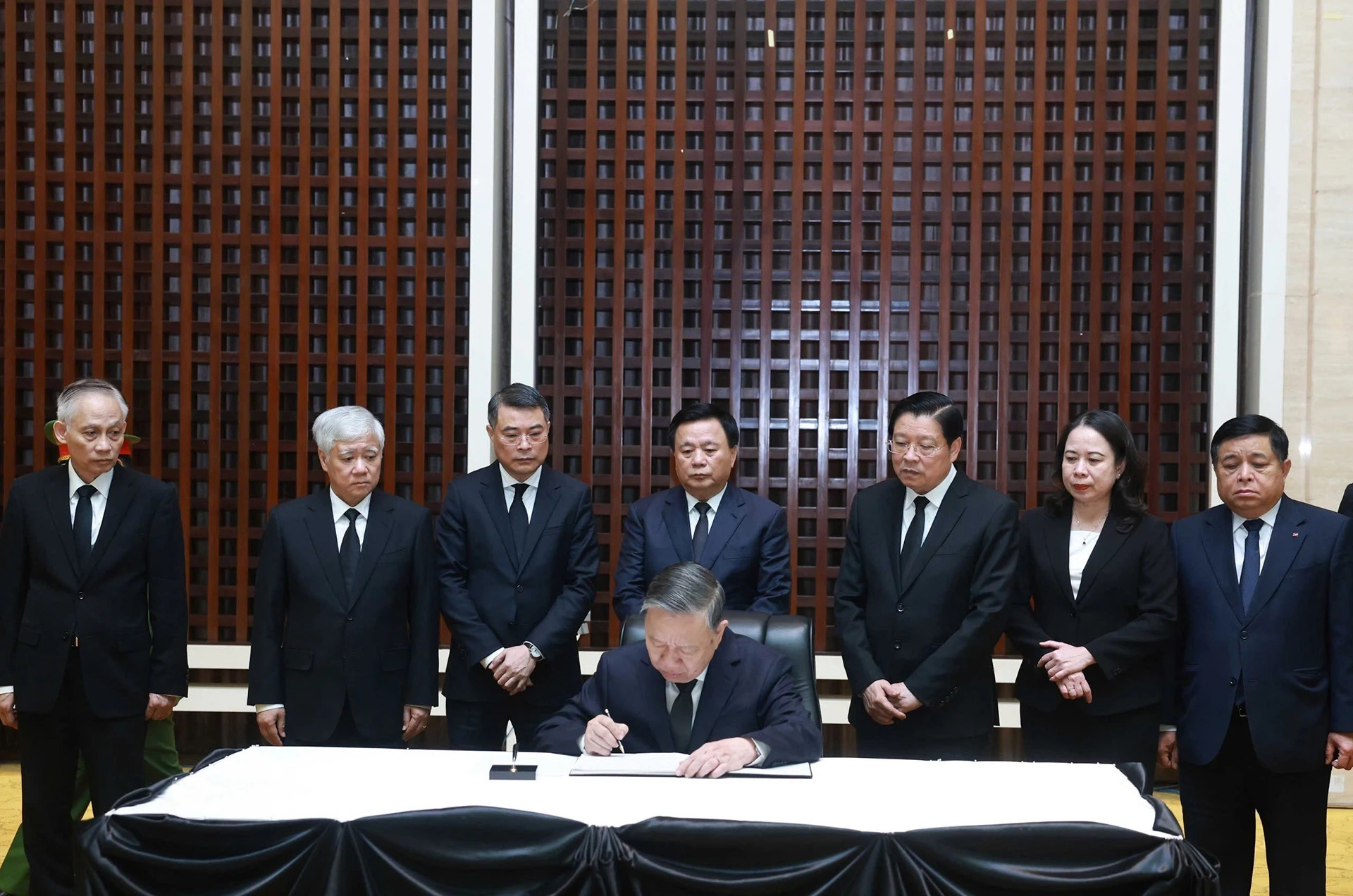 苏林总书记在吊唁簿上留言。