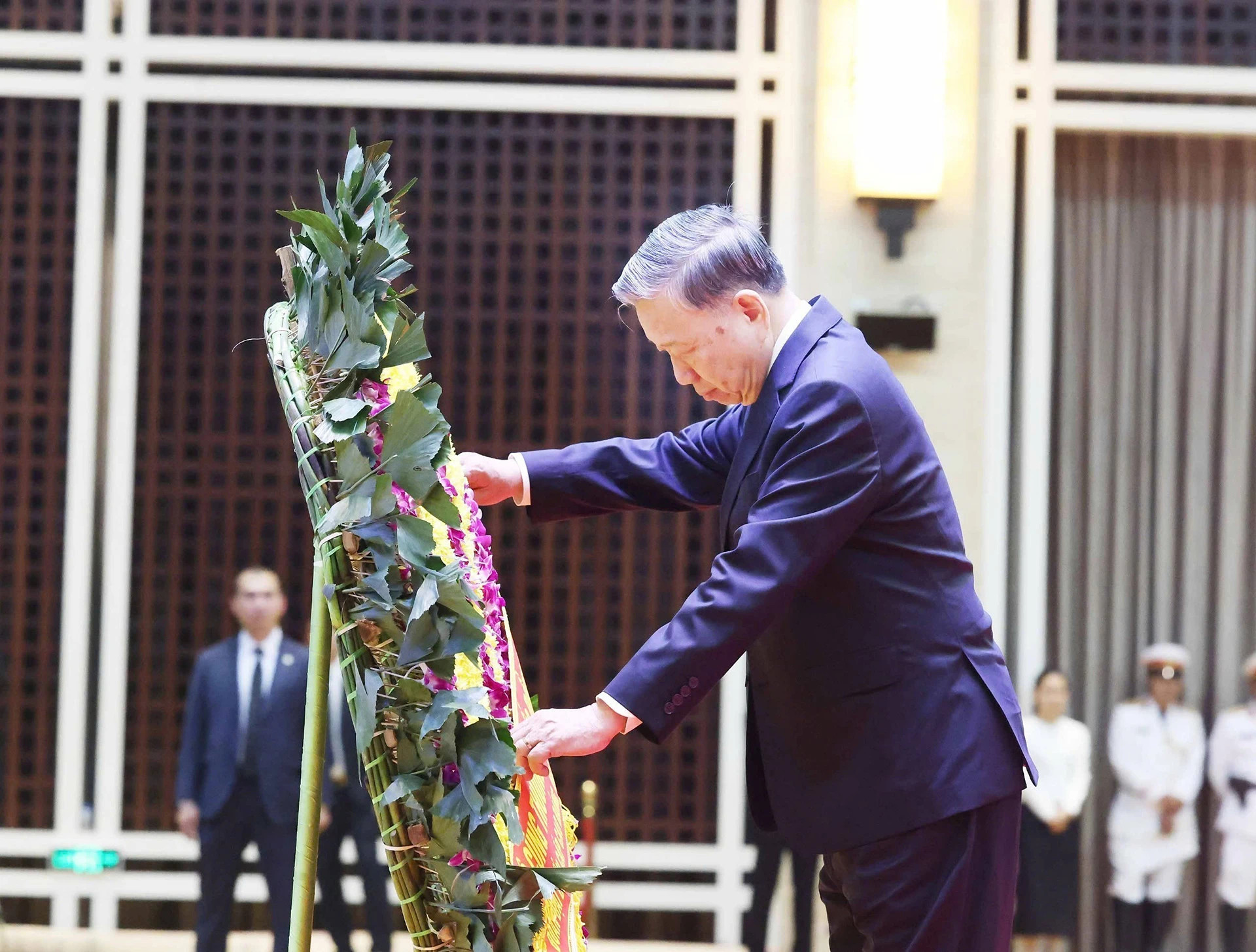 越共中央总书记苏林率领越南党和国家高级代表团，吊唁老挝人民革命党前主席、老挝人民民主共和国前主席坎代·西潘敦同志逝世。