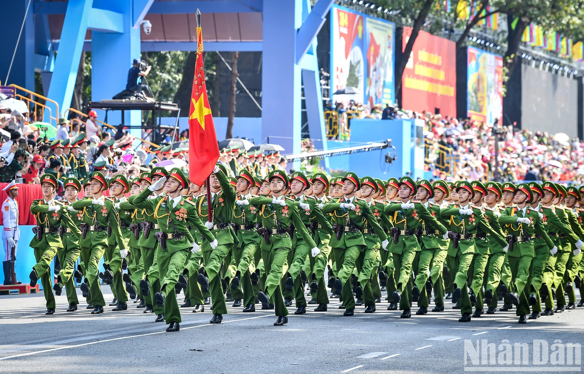 人民警察男性军官方队。
