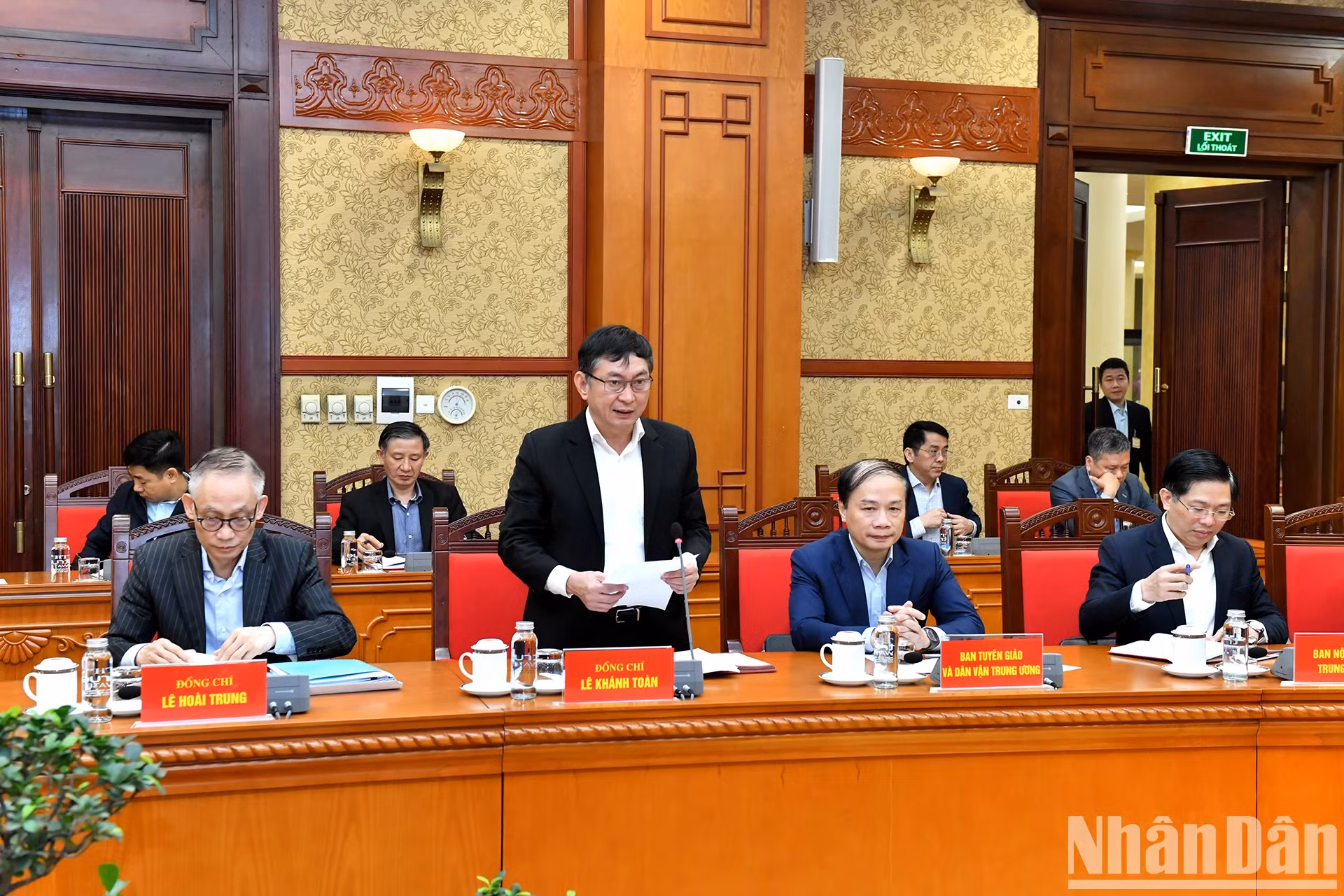 2025年越共中央政治局、中央书记处工作计划部署会议场景。