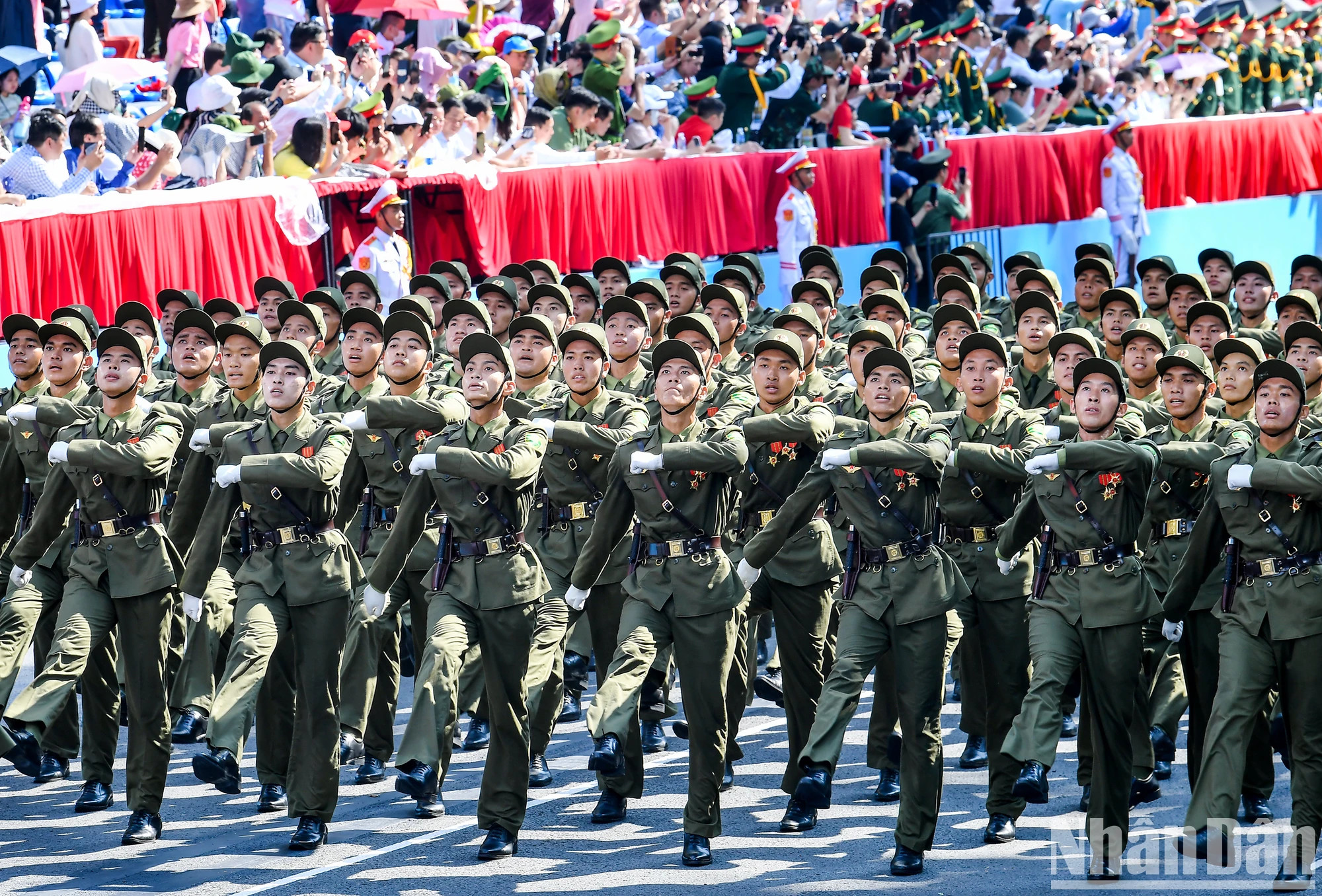 在国家级阅兵游行总彩排中，武装力量共组成38个方队（包括军队和民兵25个方队，公安力量13个方队），另有12个方队由各群众组织代表组成。