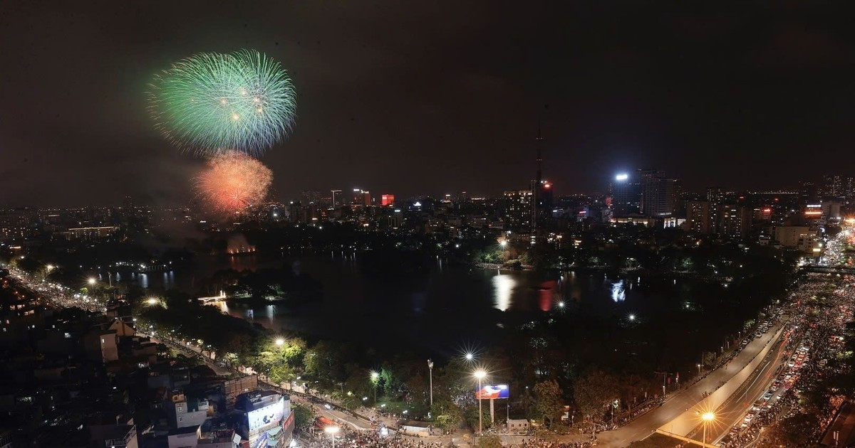 河内夜空烟花绽放 欢庆国家统一日