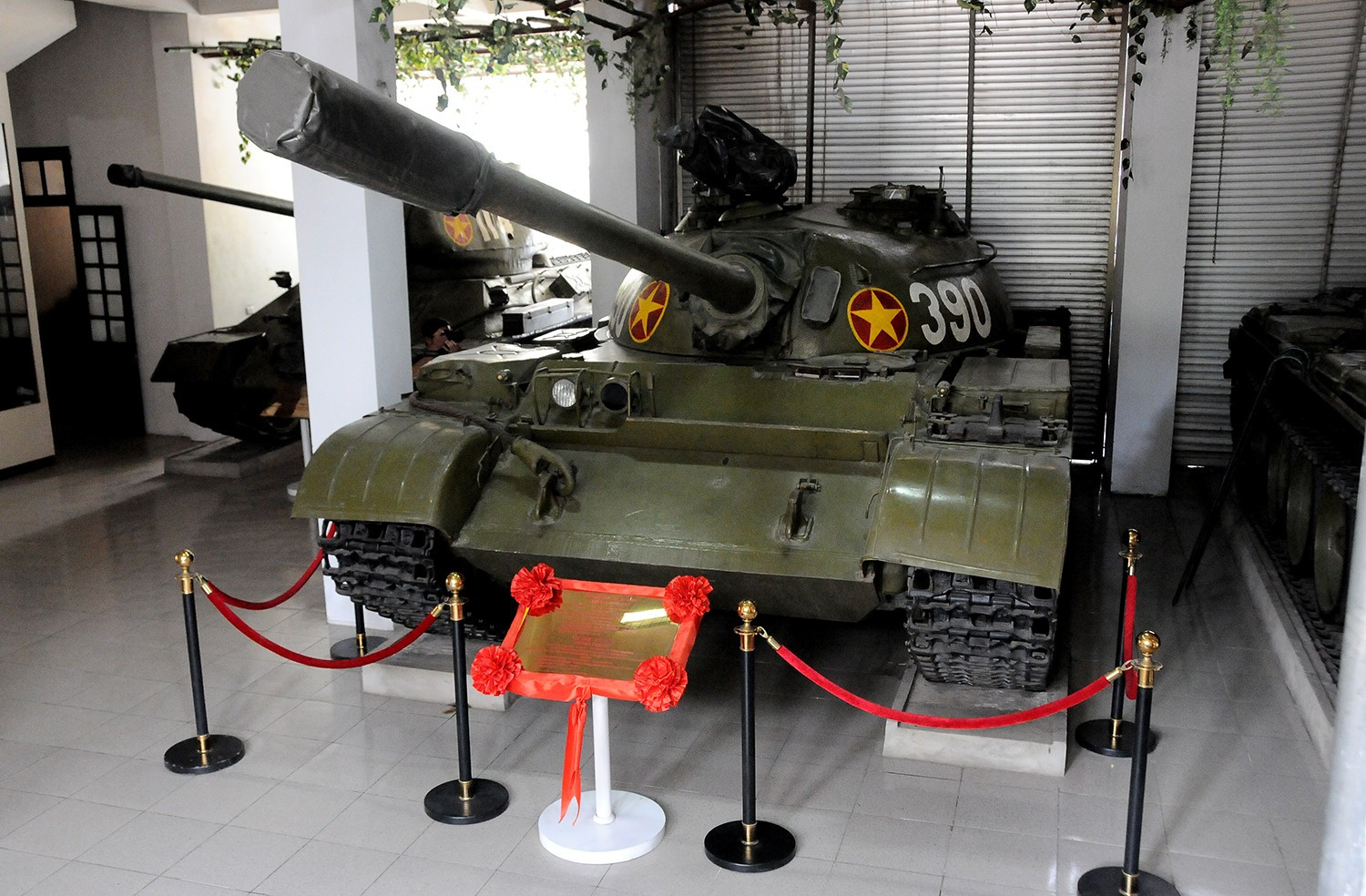 与此同时,编号390的T59坦克——这一历史时刻的钢铁见证者、国家宝物,被庄严珍藏于河内坦克装甲博物馆。 与此同时,编号390的T59坦克——这一历史时刻的钢铁见证者、国家宝物,被庄严珍藏于河内坦克装甲博物馆。