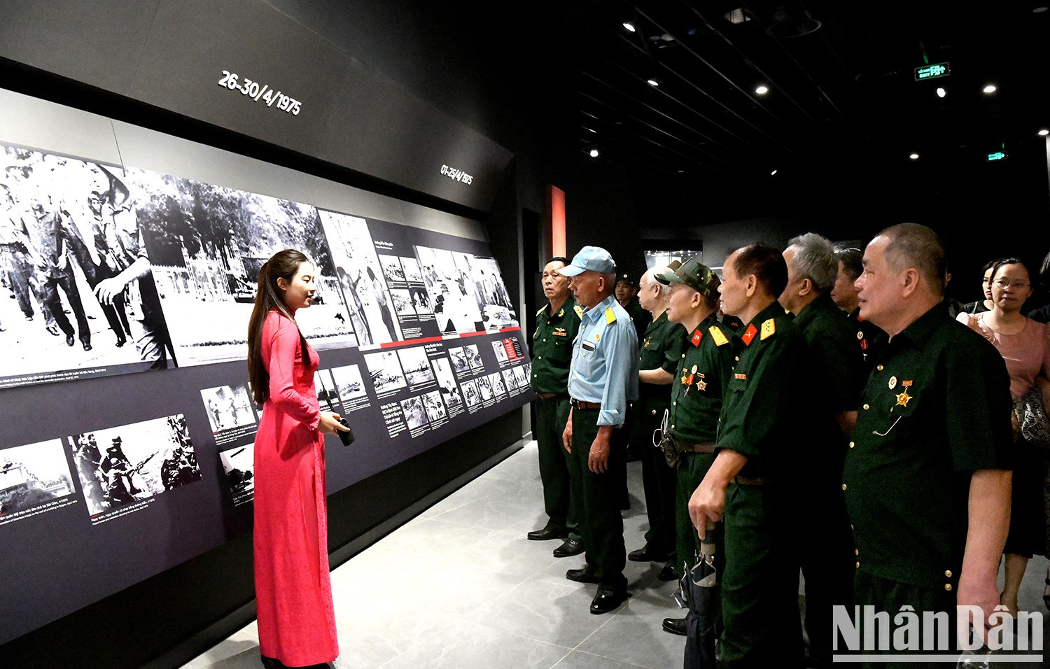延续历史的洪流,1975年4月30日那壮烈的一幕被庄严珍藏在越南军事历史博物馆中——在那里,陈列着一页页以牺牲、损失与勇气写就的金色历史篇章,凝聚着越南人民不屈不挠的意志。 延续历史的洪流,1975年4月30日那壮烈的一幕被庄严珍藏在越南军事历史博物馆中——在那里,陈列着一页页以牺牲、损失与勇气写就的金色历史篇章,凝聚着越南人民不屈不挠的意志。