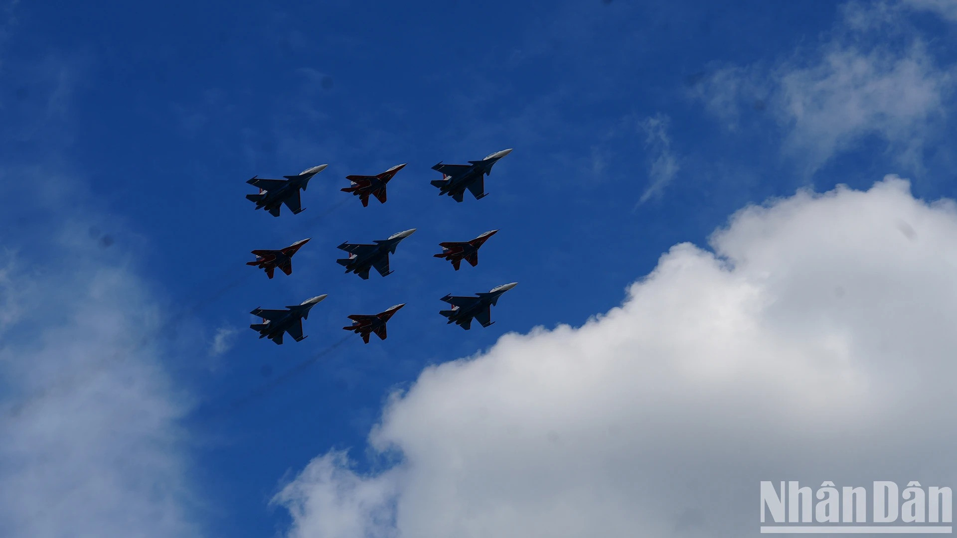 俄罗斯飞行表演编队在红场上空精彩亮相。