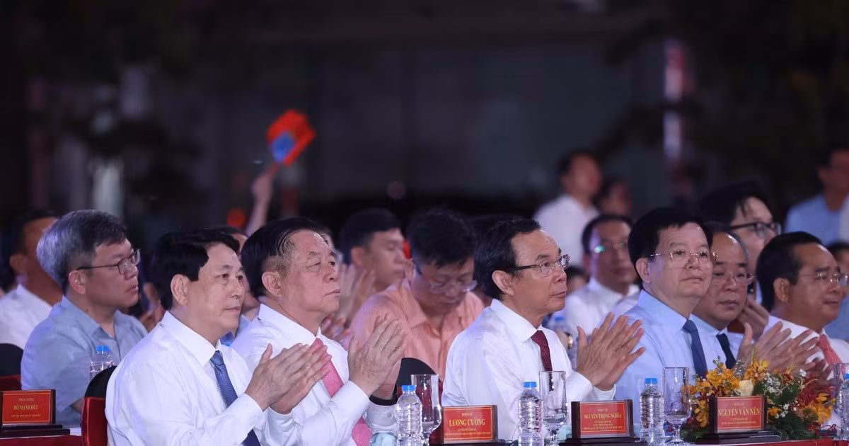 党和国家领导人出席“凯歌永响”电视连线节目【组图】