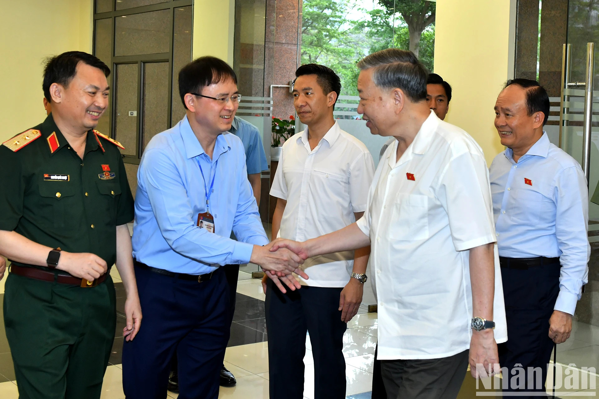 苏林总书记和参加活动的各位代表。 苏林总书记和参加活动的各位代表。