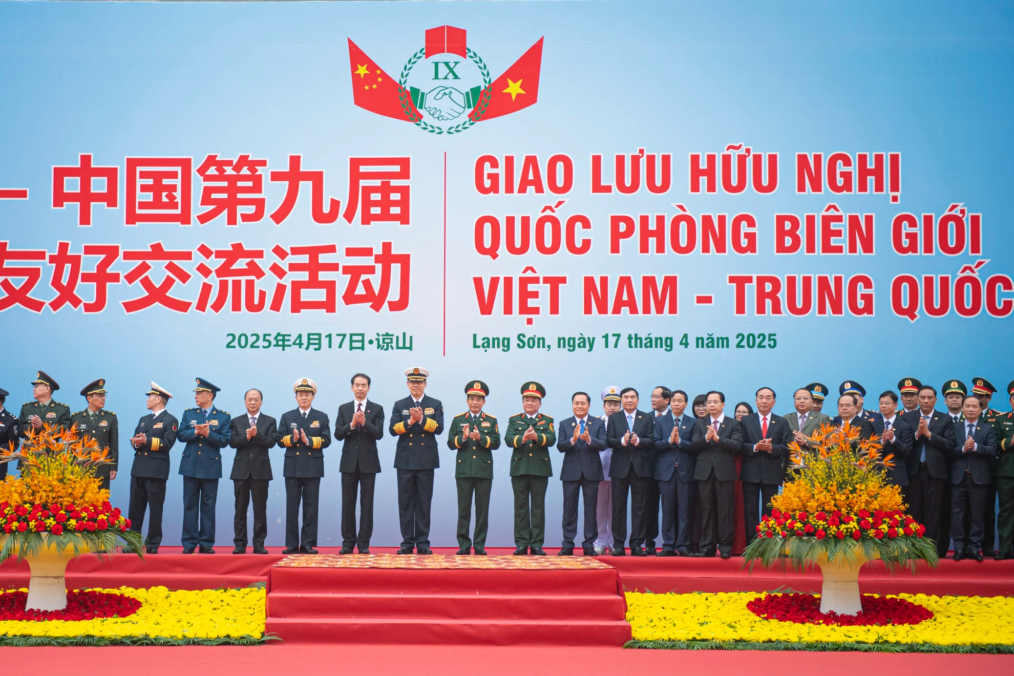 双方代表合影留念。 双方代表合影留念。