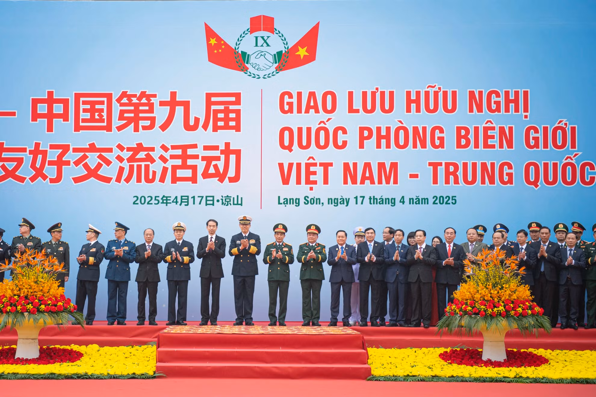 双方代表合影留念。