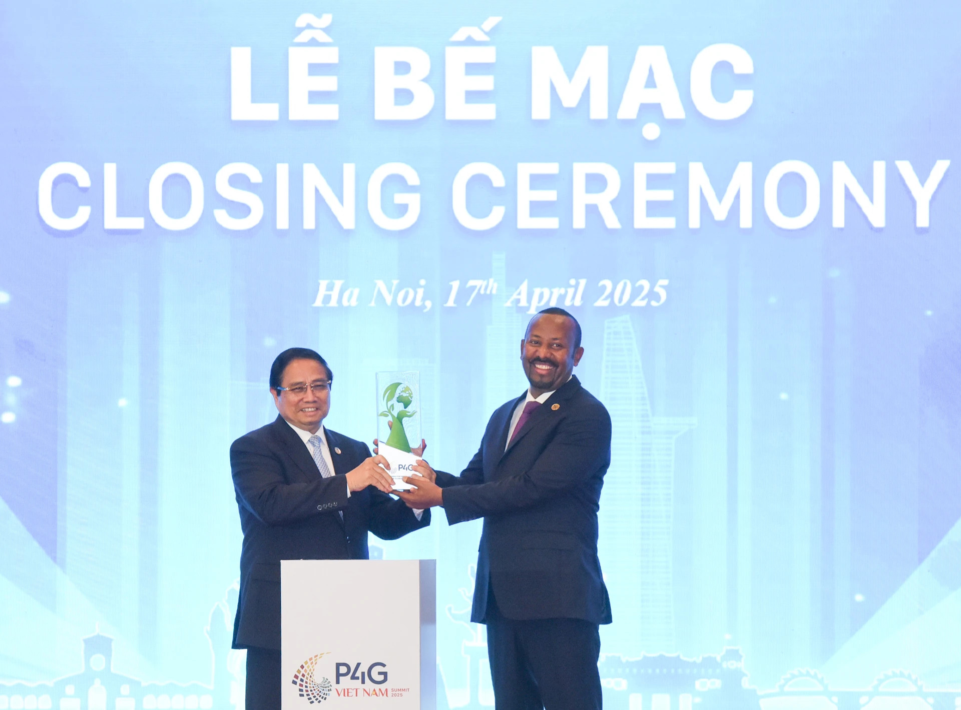 越南政府总理范明正与埃塞俄比亚总理阿比·艾哈迈德·阿里共同出席第五届P4G峰会主办国交接仪式。