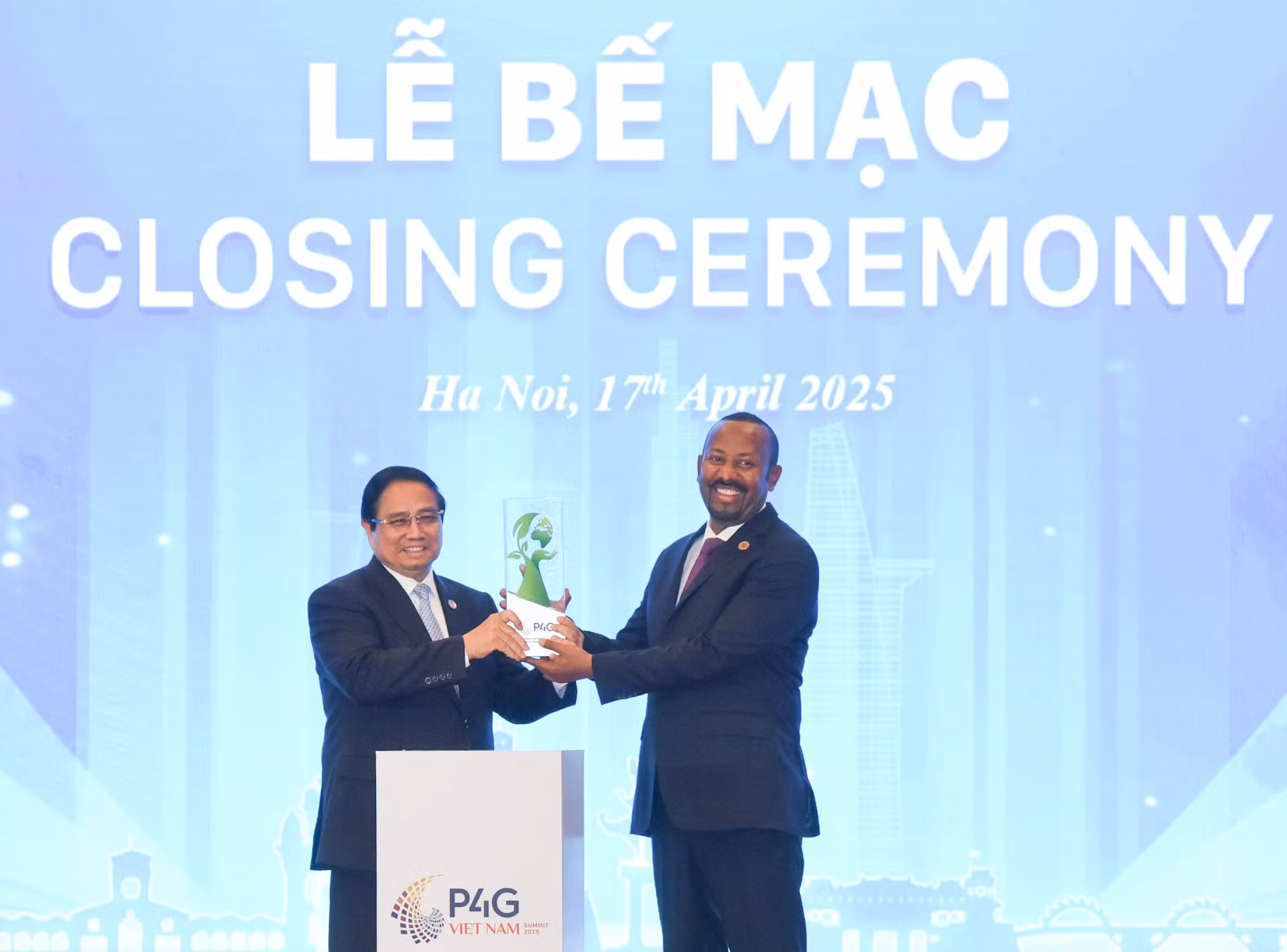 越南政府总理范明正与埃塞俄比亚总理阿比·艾哈迈德·阿里共同出席第五届P4G峰会主办国交接仪式。