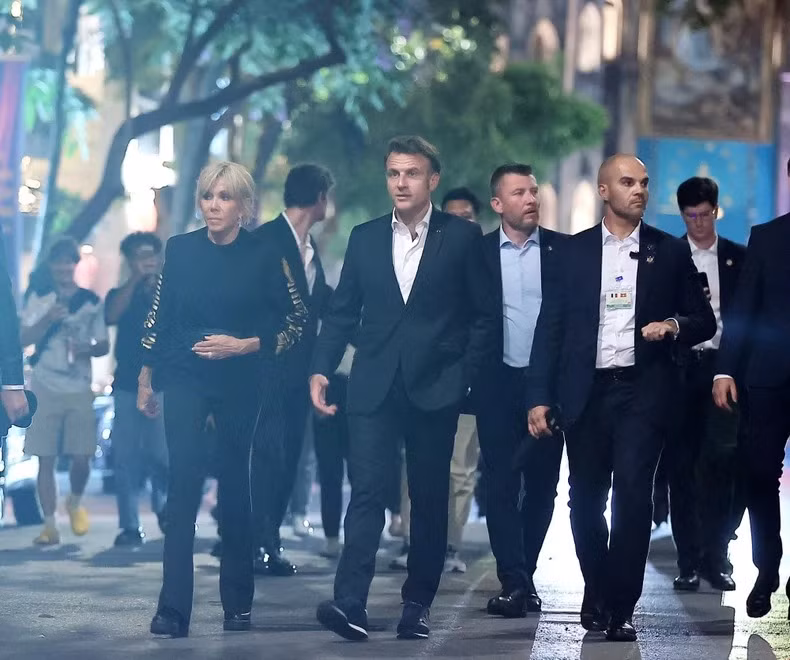 法国总统埃马纽埃尔·马克龙与夫人漫步河内古街。