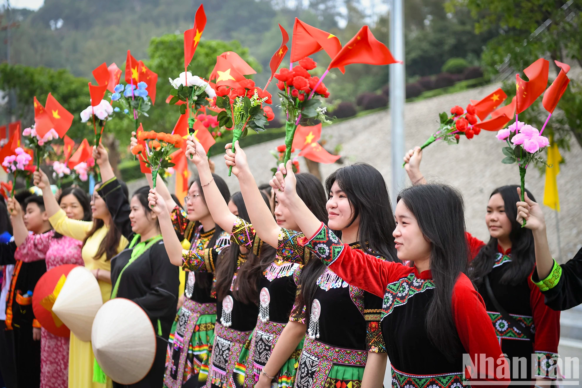 欢迎仪式在热烈友好的氛围中举行,越南广大民众和学生们挥舞着两国国旗和鲜花,欢声笑语迎接贵宾。 欢迎仪式在热烈友好的氛围中举行,越南广大民众和学生们挥舞着两国国旗和鲜花,欢声笑语迎接贵宾。
