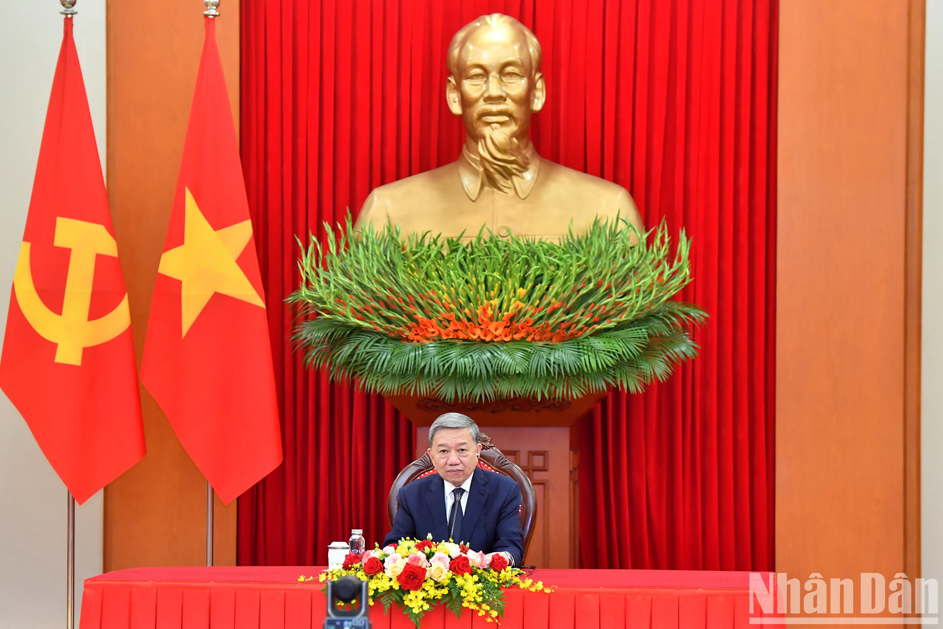 越共中央总书记苏林同南非总统、执政党非洲人国民大会主席西里尔·拉马福萨通电话。