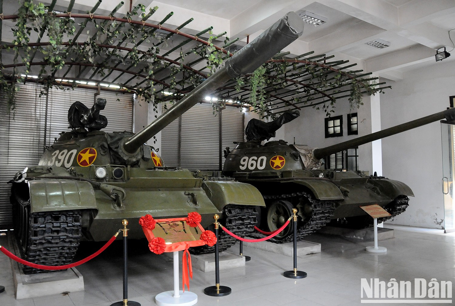 在冲进独立宫之前,390号坦克曾参加在顺化、岘港以及中部以南各省的各激烈战斗,车身布满了敌军炮火留下的累累弹痕。 在冲进独立宫之前,390号坦克曾参加在顺化、岘港以及中部以南各省的各激烈战斗,车身布满了敌军炮火留下的累累弹痕。