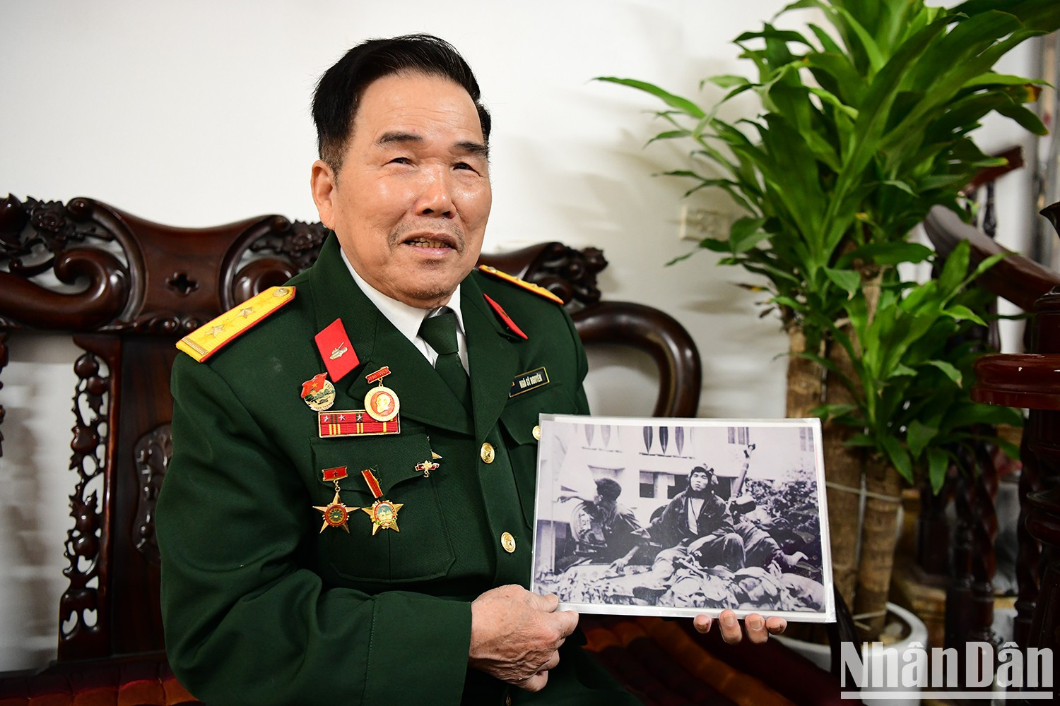 那年,年仅23岁的吴士原英勇冲进独立宫。如今,他已是一位沉默寡言的老兵,但在历史的长河中,他身上依然 “闪耀着”不朽战功的光辉。 那年,年仅23岁的吴士原英勇冲进独立宫。如今,他已是一位沉默寡言的老兵,但在历史的长河中,他身上依然 “闪耀着”不朽战功的光辉。