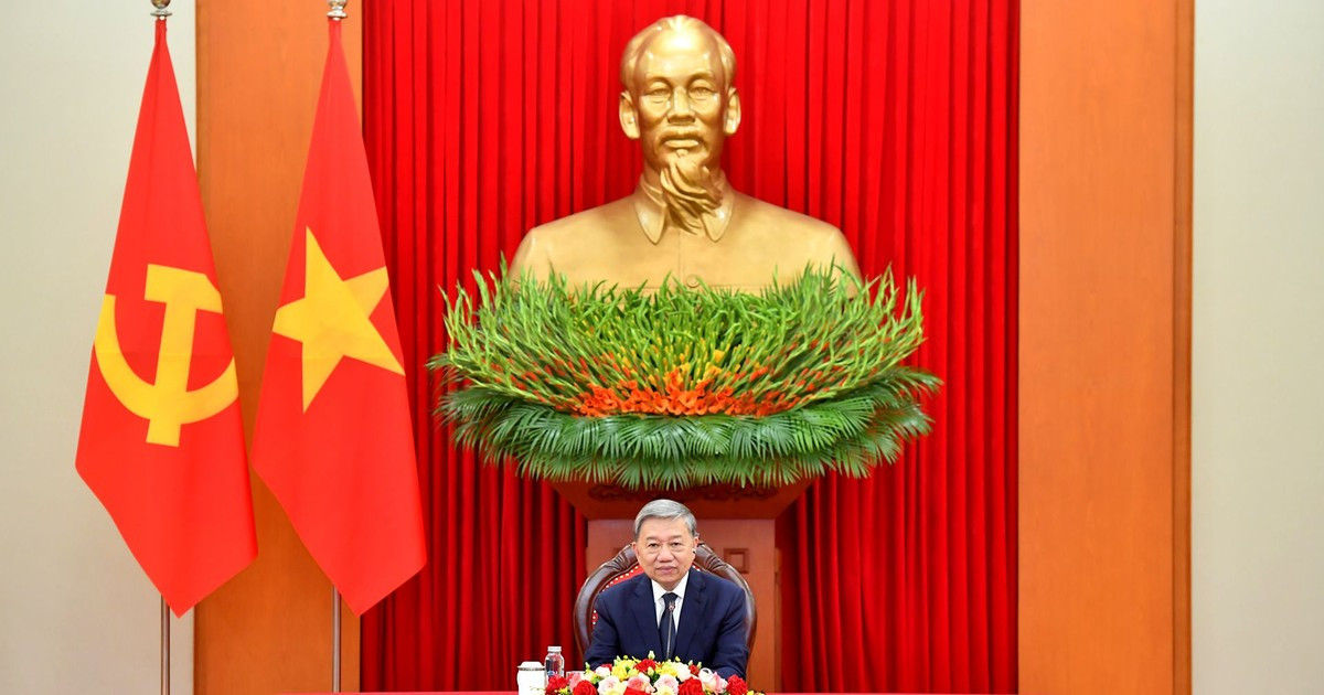 越共中央总书记苏林同南非总统、执政党非洲人国民大会主席西里尔·拉马福萨通电话。（登科 摄）