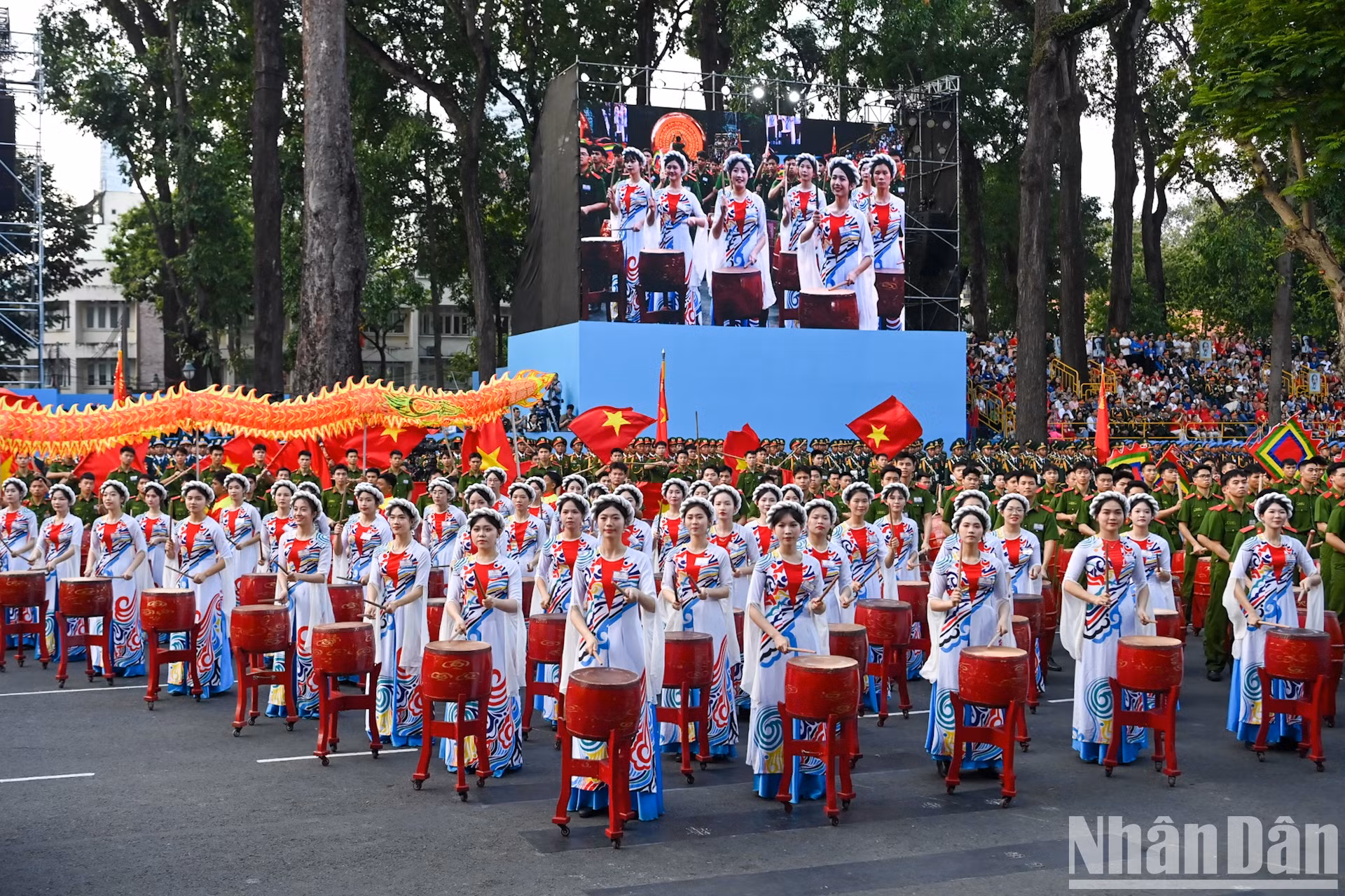 人民警察学院鼓队表演的《全胜雄壮之歌》鼓乐节目参加总彩排。