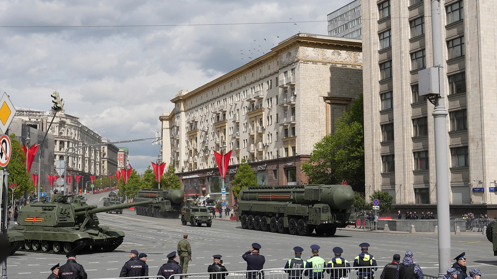 参加阅兵彩排的俄罗斯军队现代化武器装备。